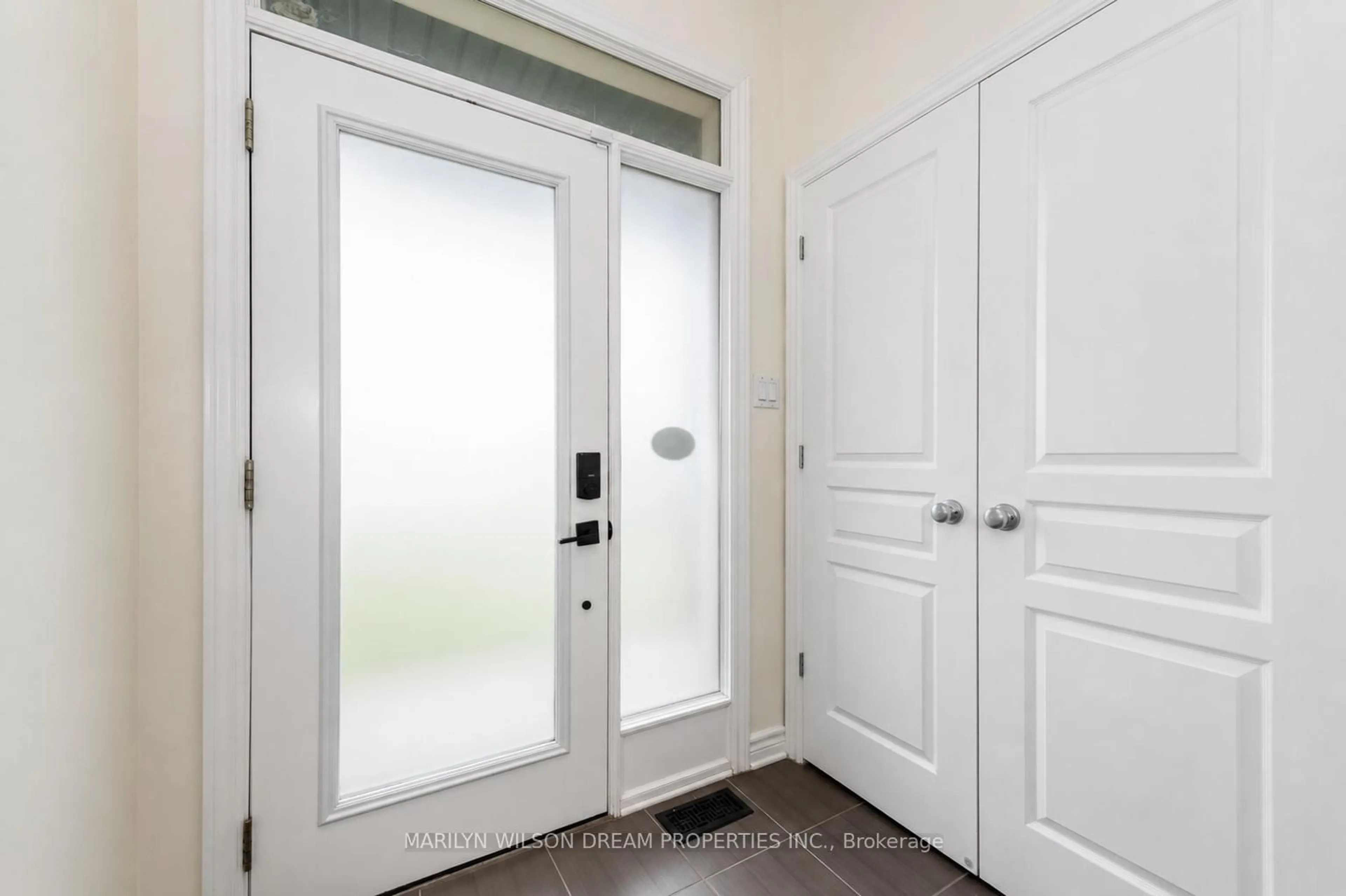 Indoor entryway for 139 Popplewell Cres, Ottawa Ontario K2J 5P7