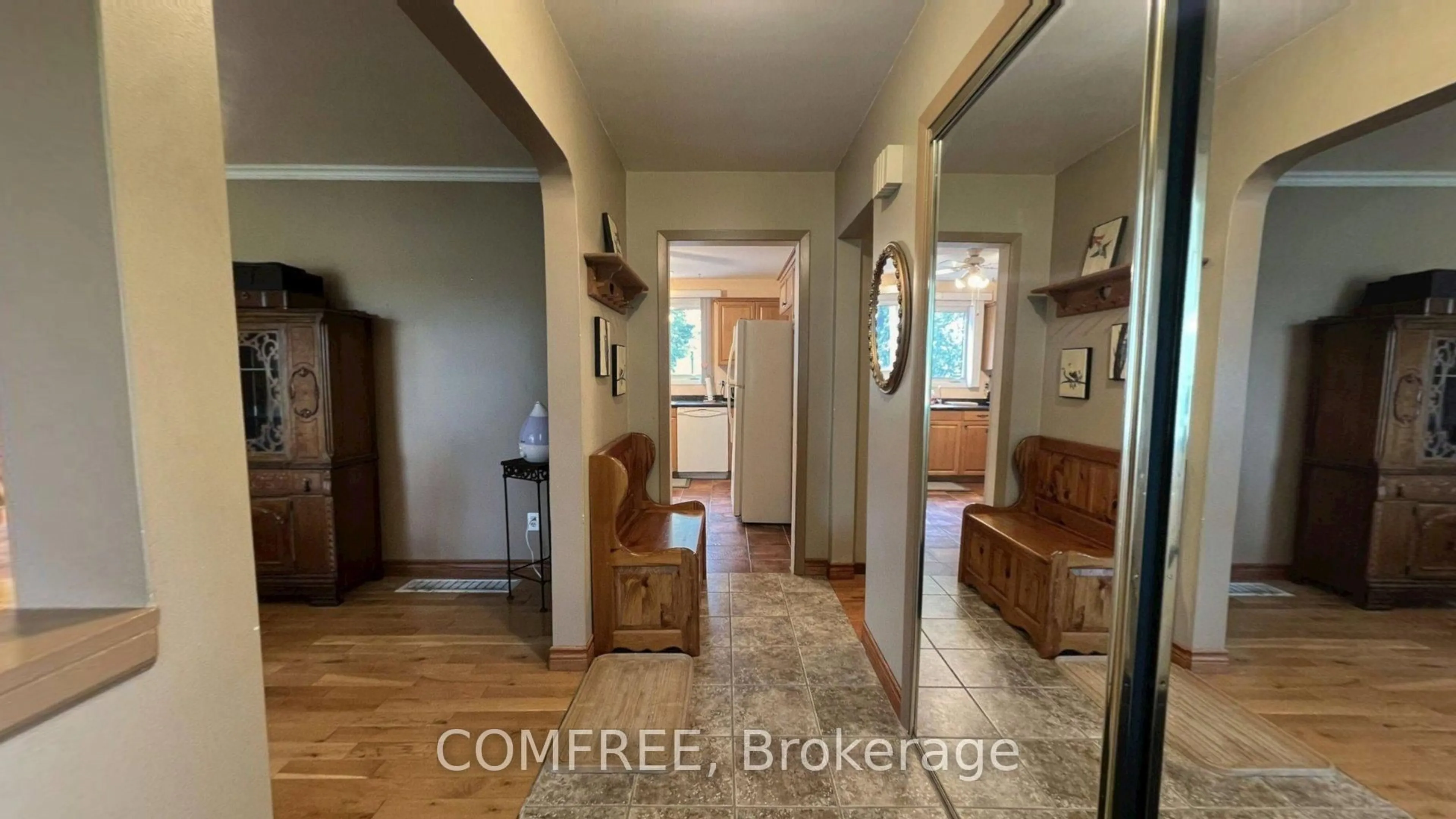 Indoor foyer for 1408 Yankee Line, Selwyn Ontario K0L 1T0