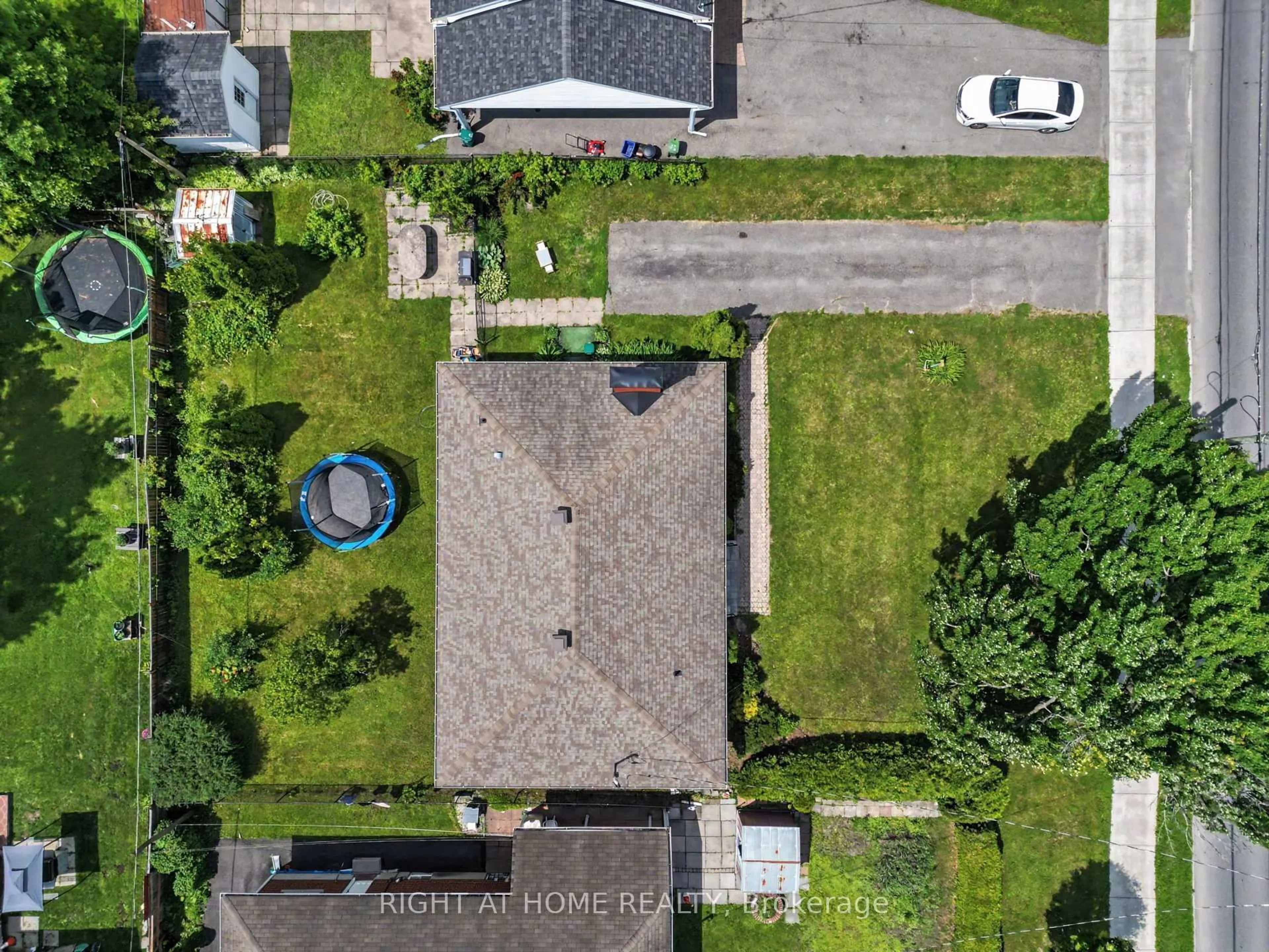 A pic from outside/outdoor area/front of a property/back of a property/a pic from drone, street for 1640 FISHER Ave, Ottawa Ontario K2C 1X6