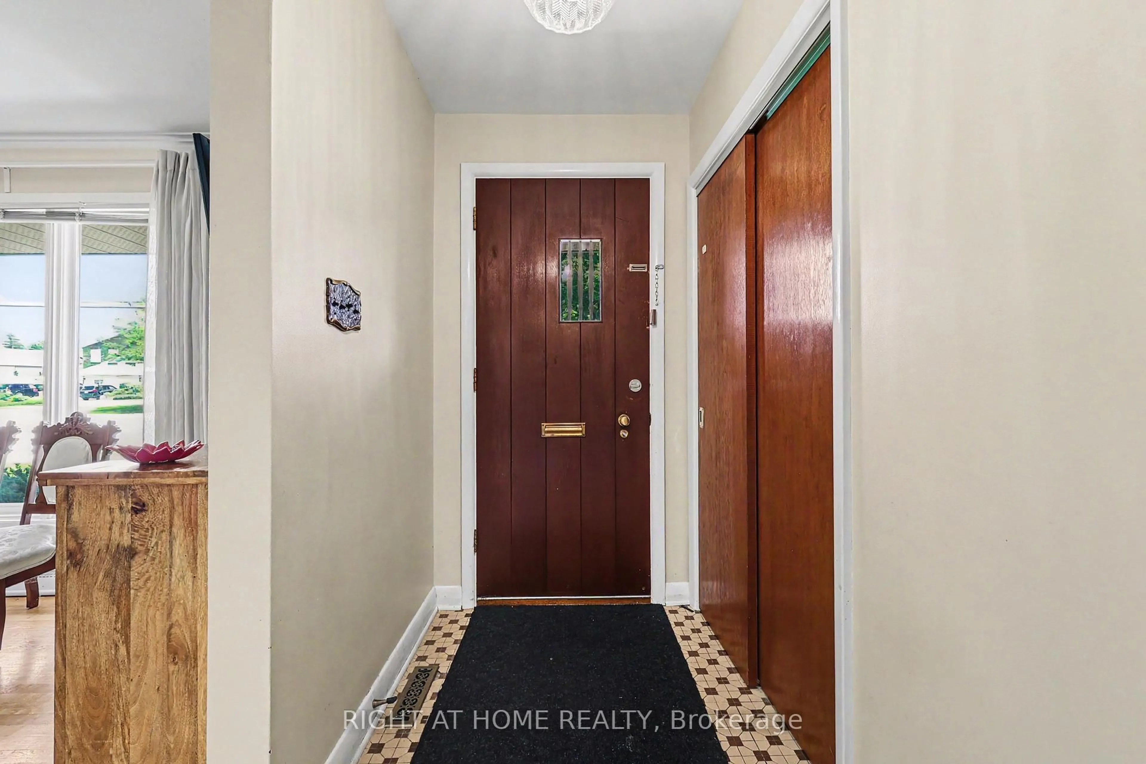 Indoor entryway for 1640 FISHER Ave, Ottawa Ontario K2C 1X6