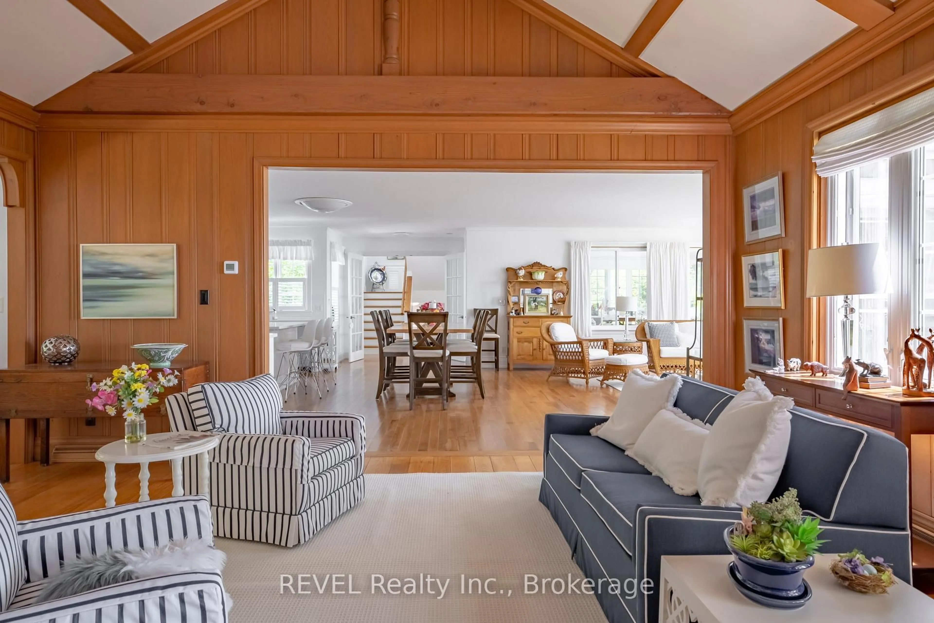 Living room with furniture, unknown for 5189 Pt Abino Hills Rd, Fort Erie Ontario L0S 1N0