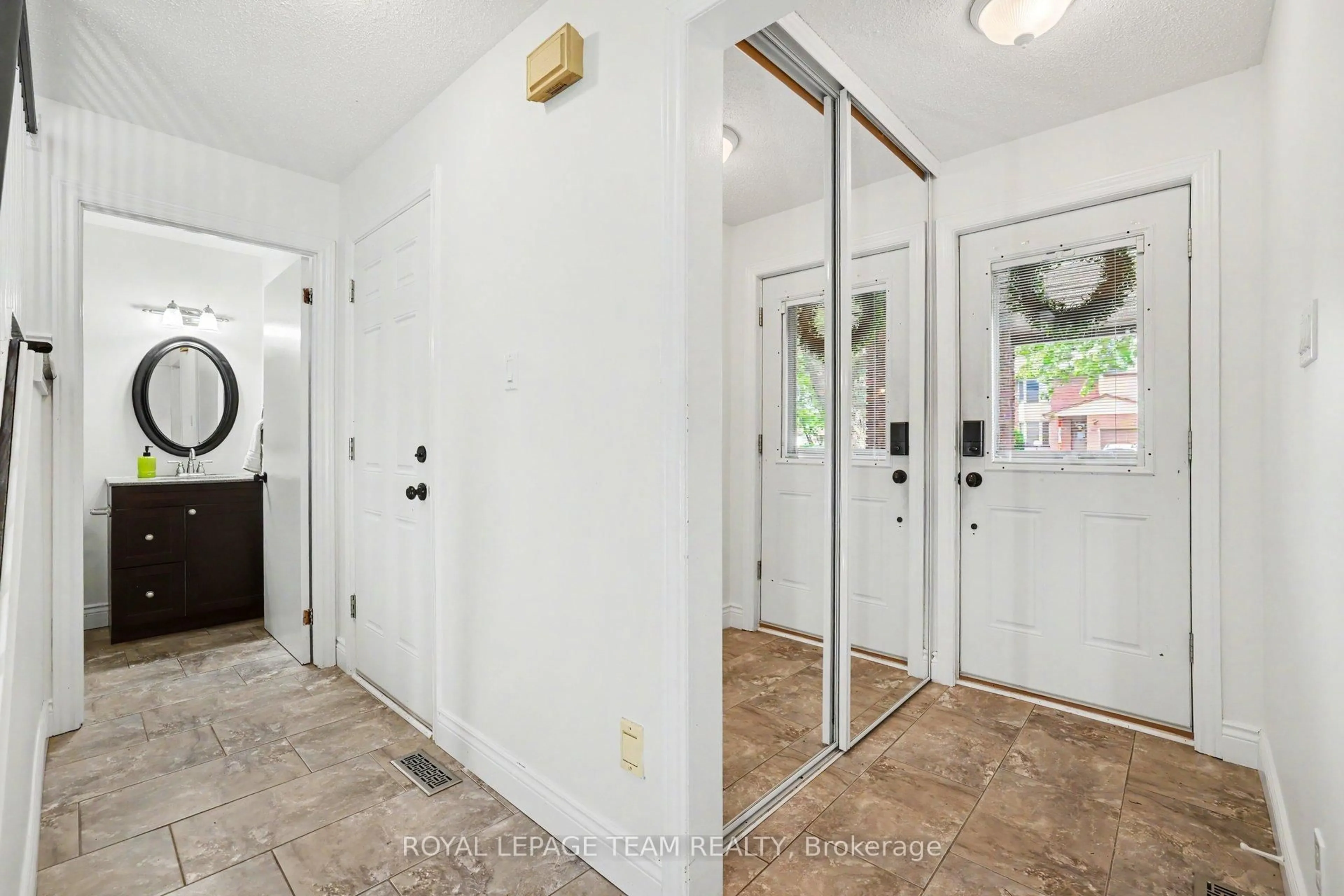Indoor entryway for 26 Bernier Terr, Ottawa Ontario K2L 2V2