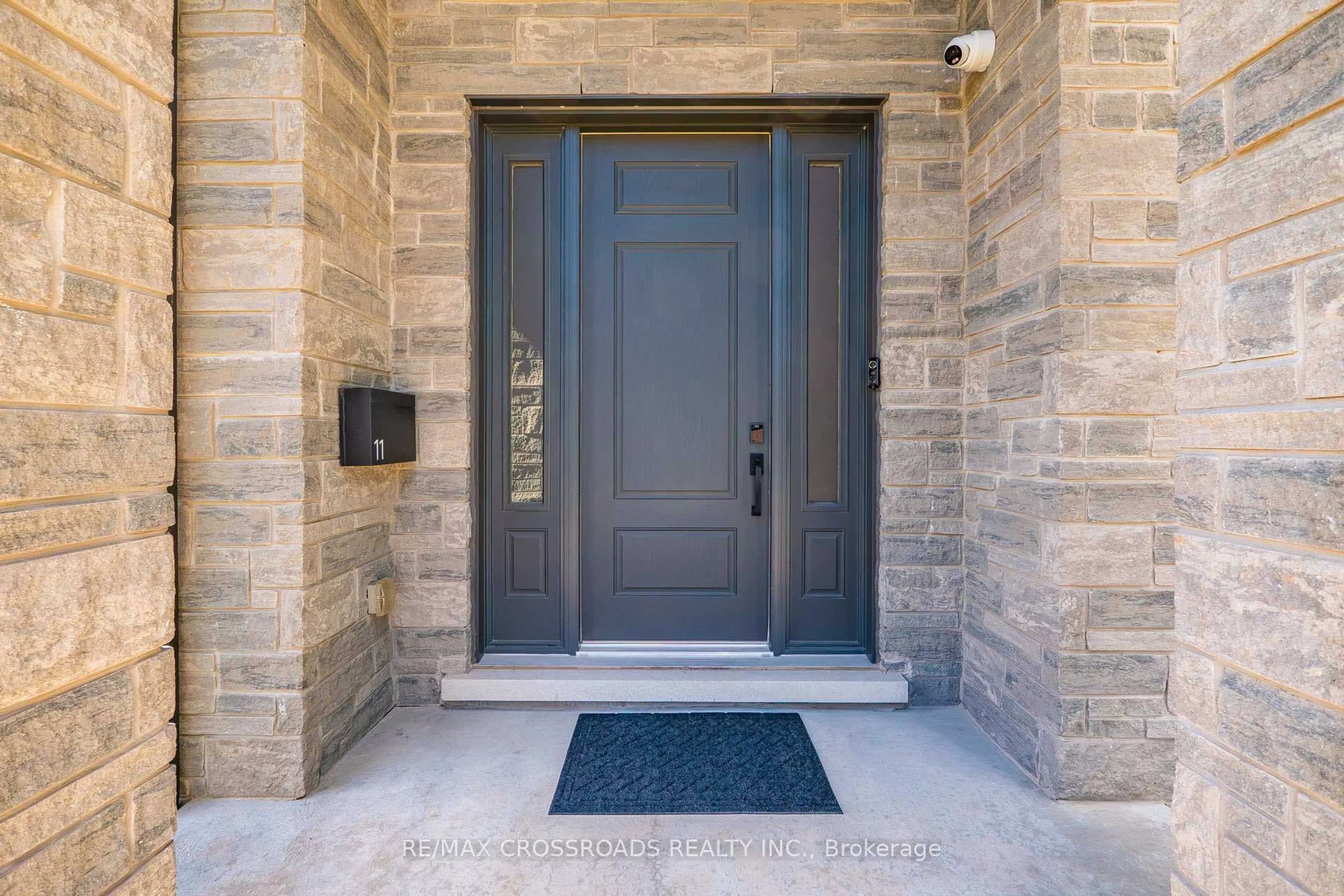 Indoor entryway for 11 Oakley Crt, Hamilton Ontario L9G 1T6