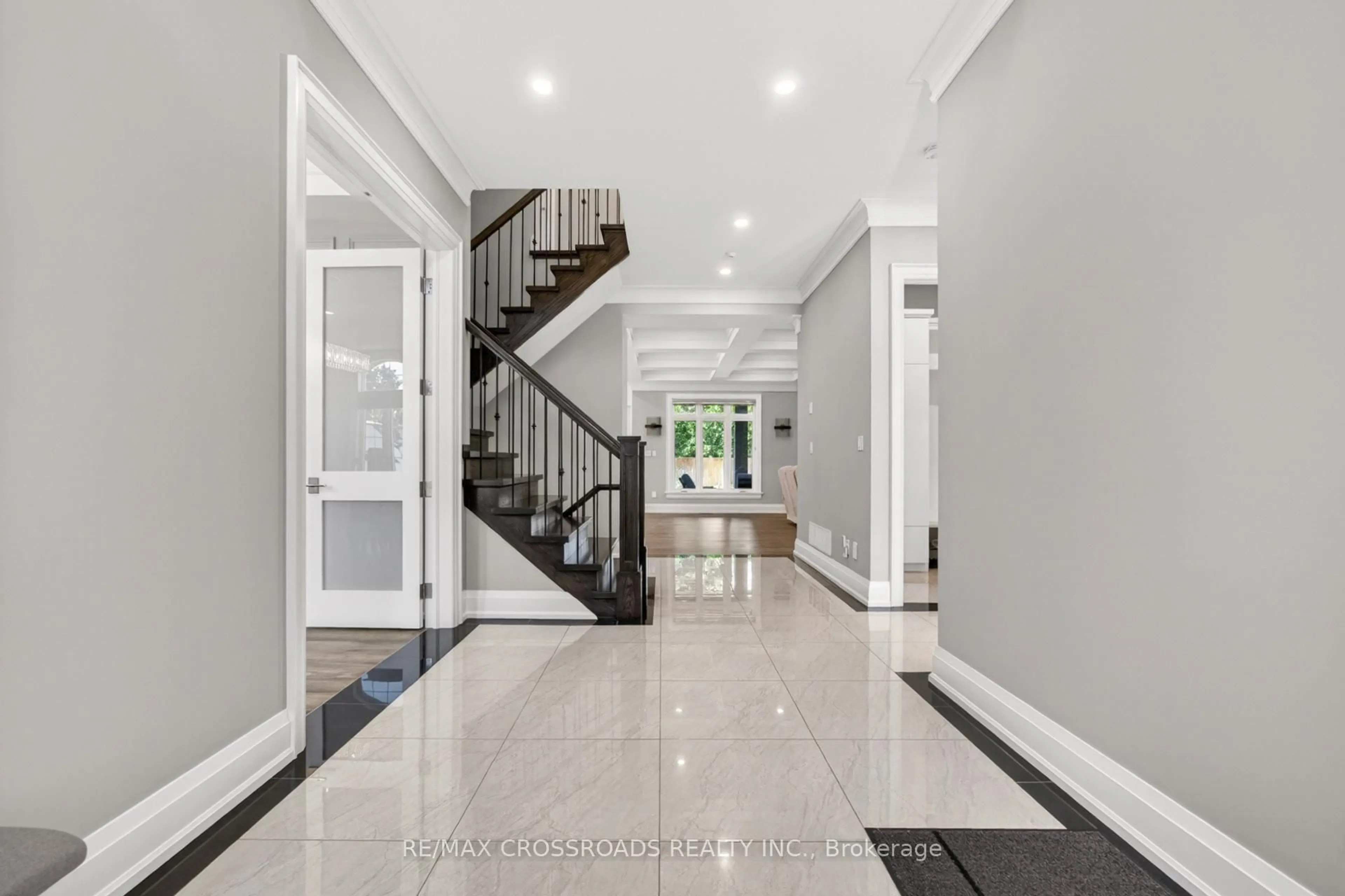 Indoor entryway for 11 Oakley Crt, Hamilton Ontario L9G 1T6