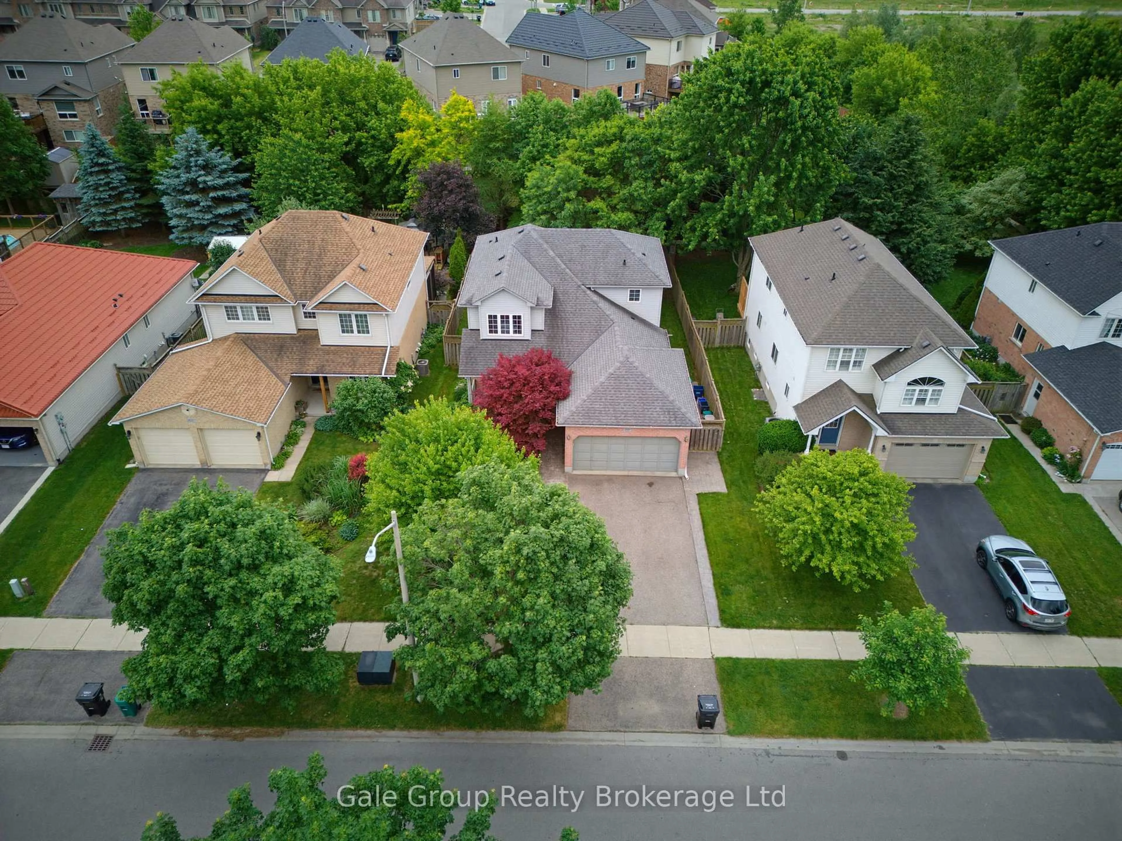 A pic from outside/outdoor area/front of a property/back of a property/a pic from drone, street for 209 Hilltop Dr, North Dumfries Ontario N0B 1E0