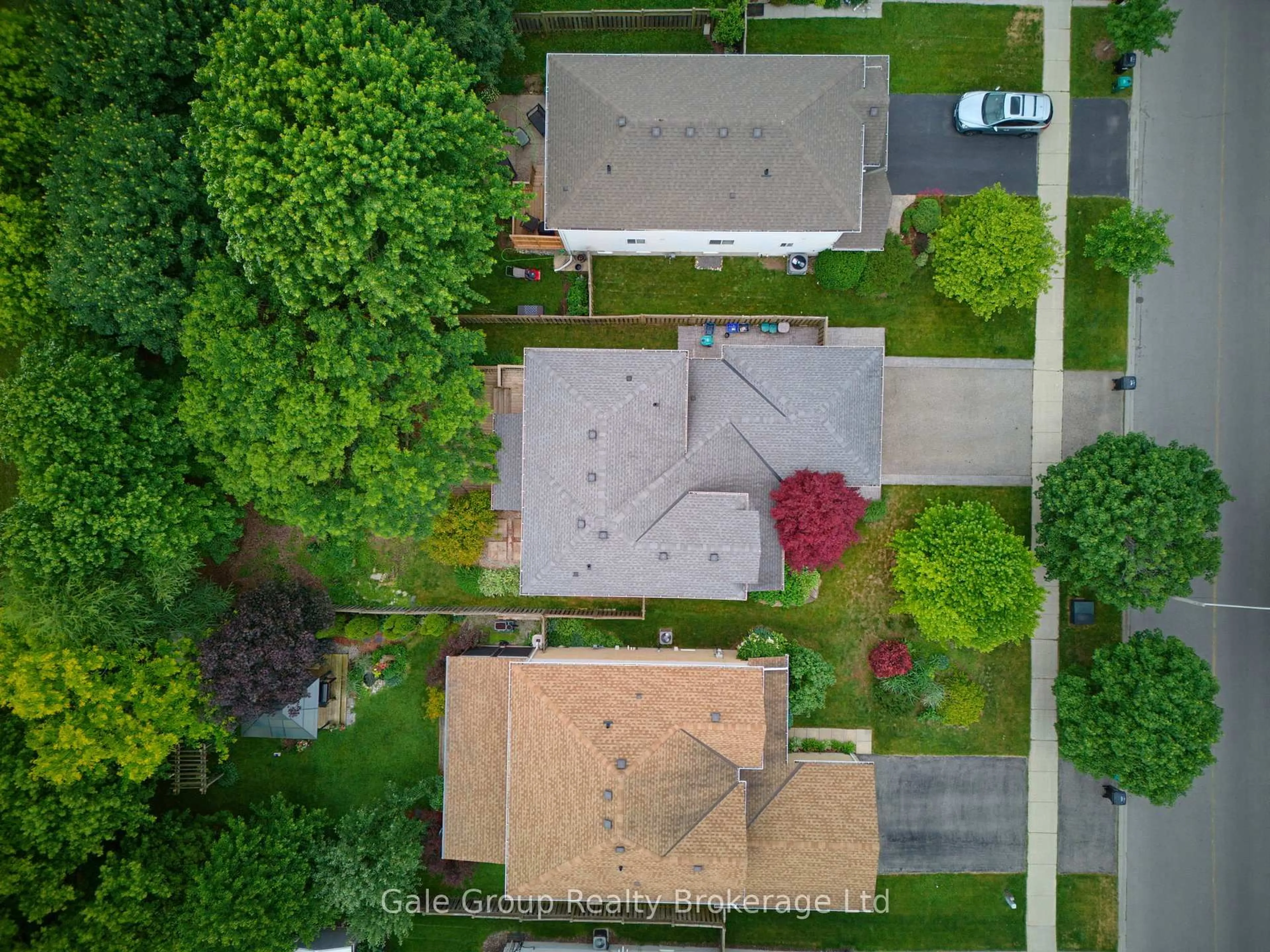A pic from outside/outdoor area/front of a property/back of a property/a pic from drone, street for 209 Hilltop Dr, North Dumfries Ontario N0B 1E0