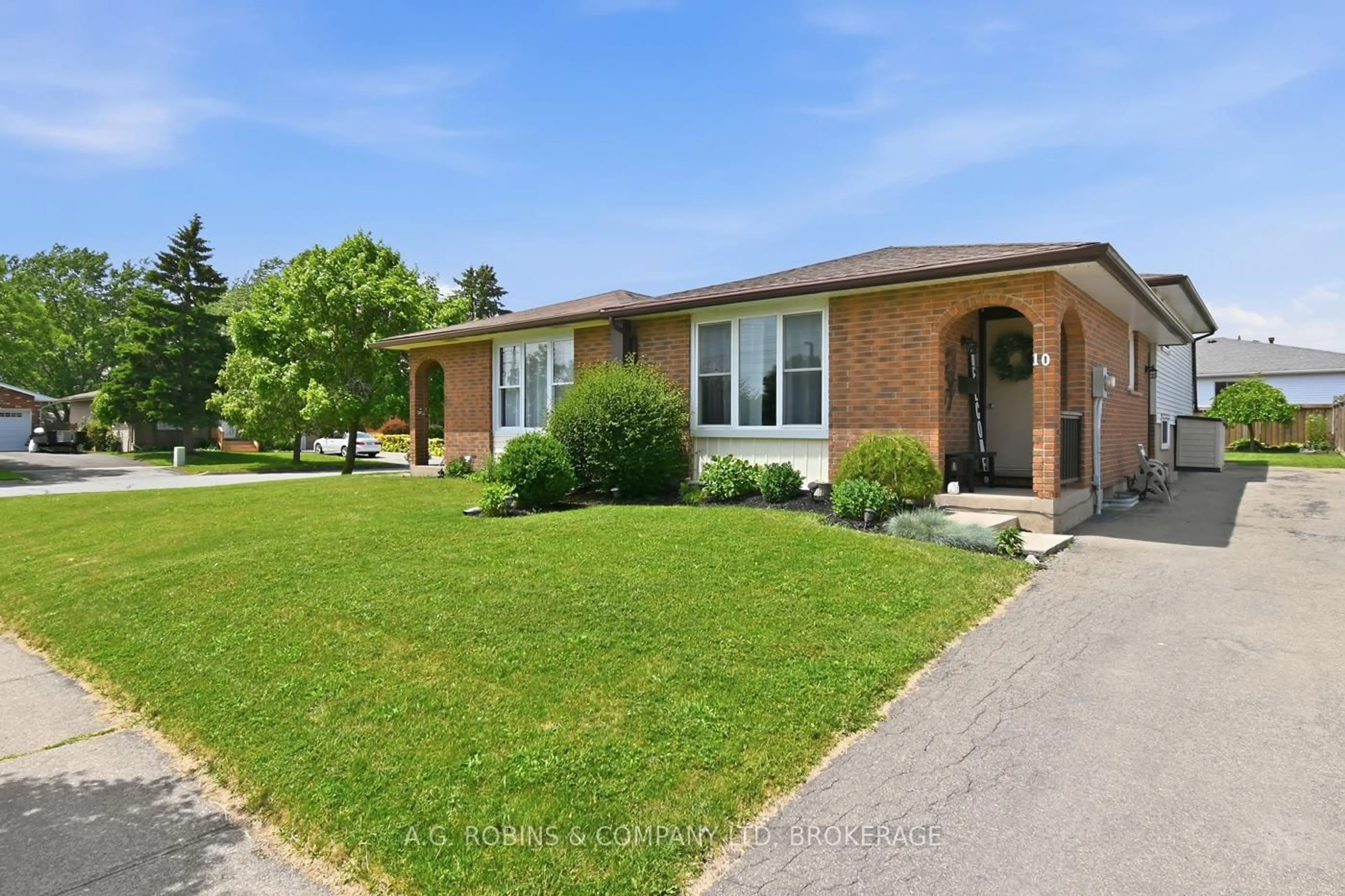 Home with brick exterior material, street for 10 Chantal Crt, Welland Ontario L3B 5V3
