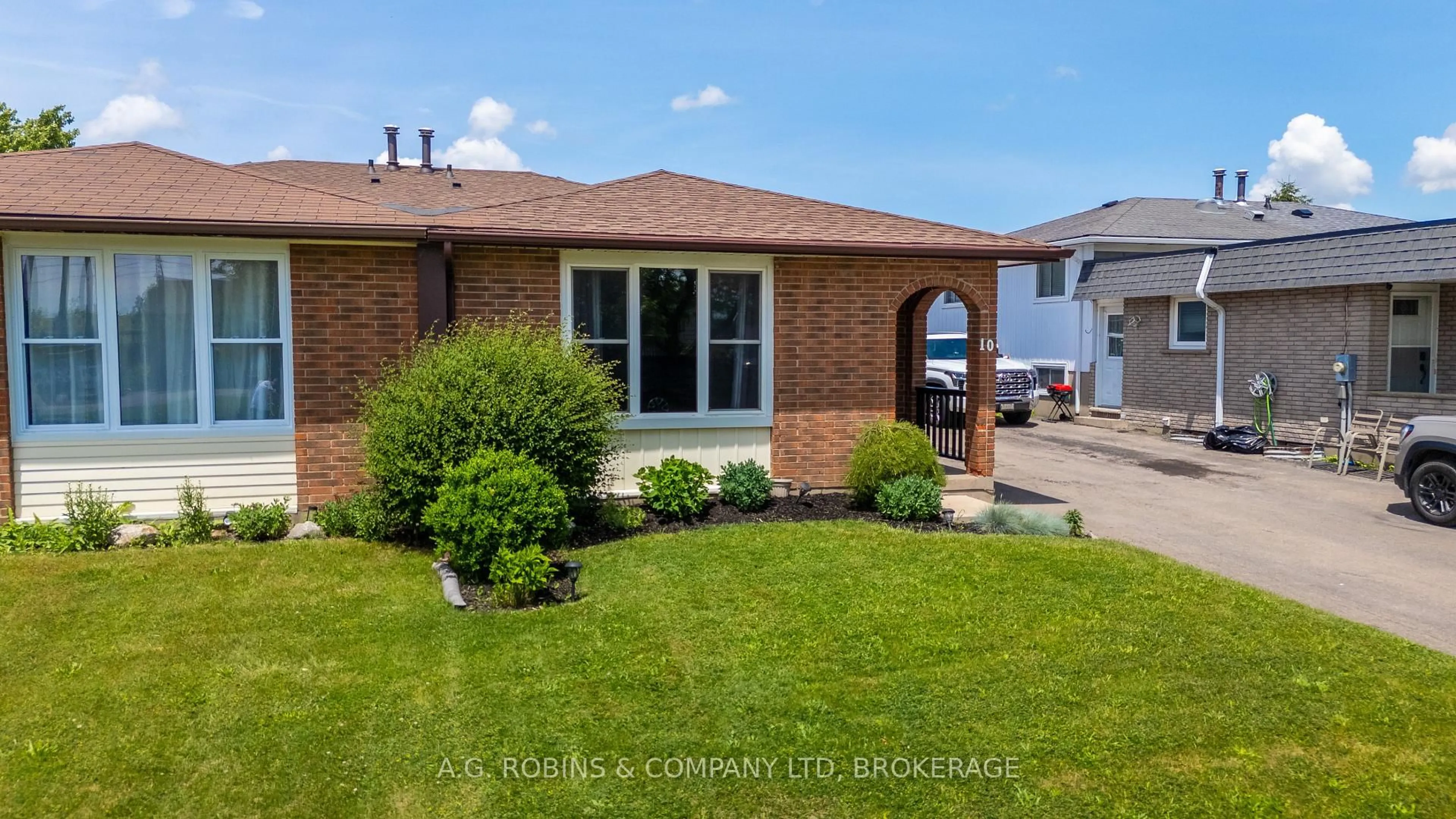Home with brick exterior material, water/lake/river/ocean view for 10 Chantal Crt, Welland Ontario L3B 5V3