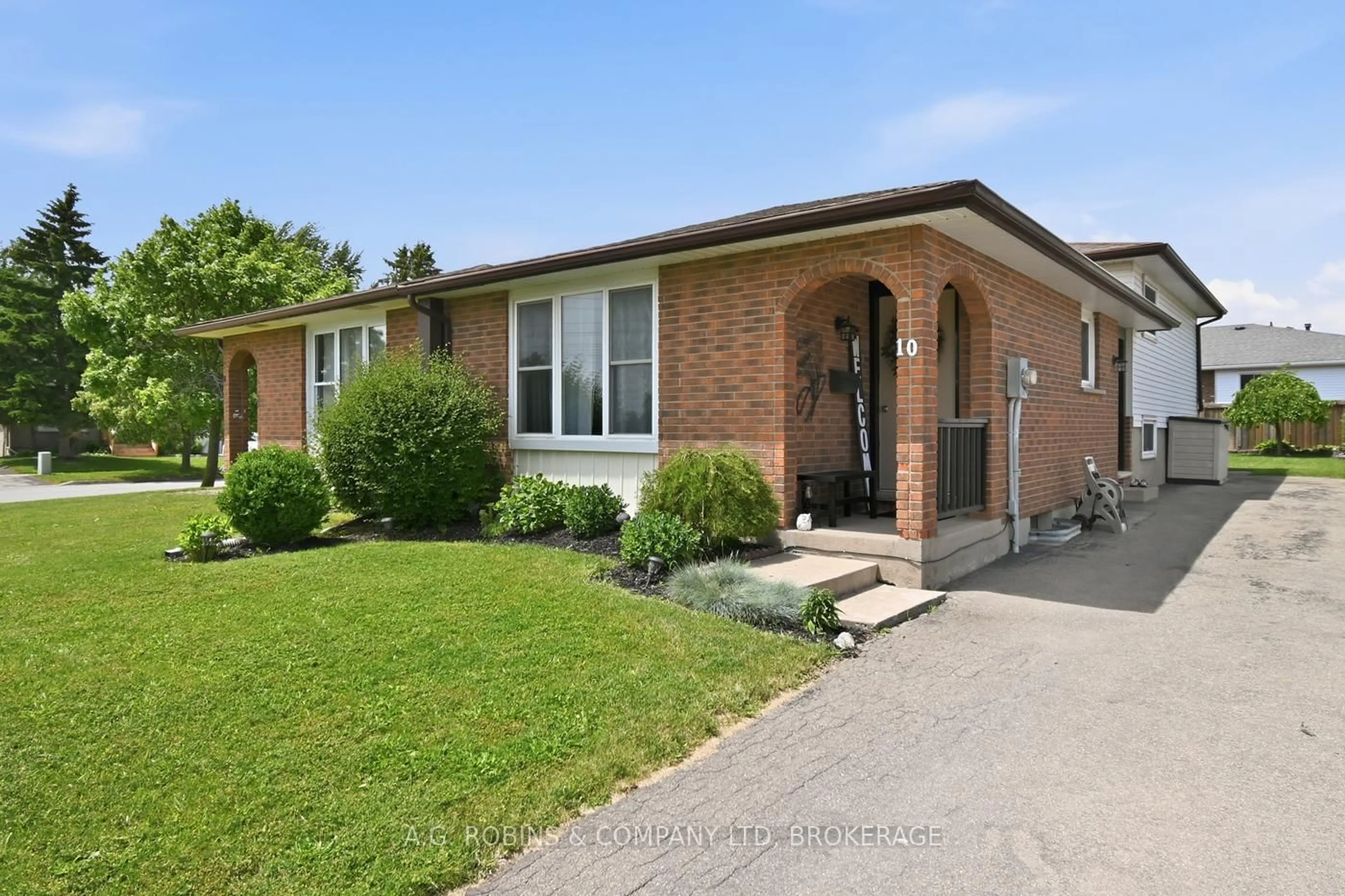 Home with brick exterior material, street for 10 Chantal Crt, Welland Ontario L3B 5V3