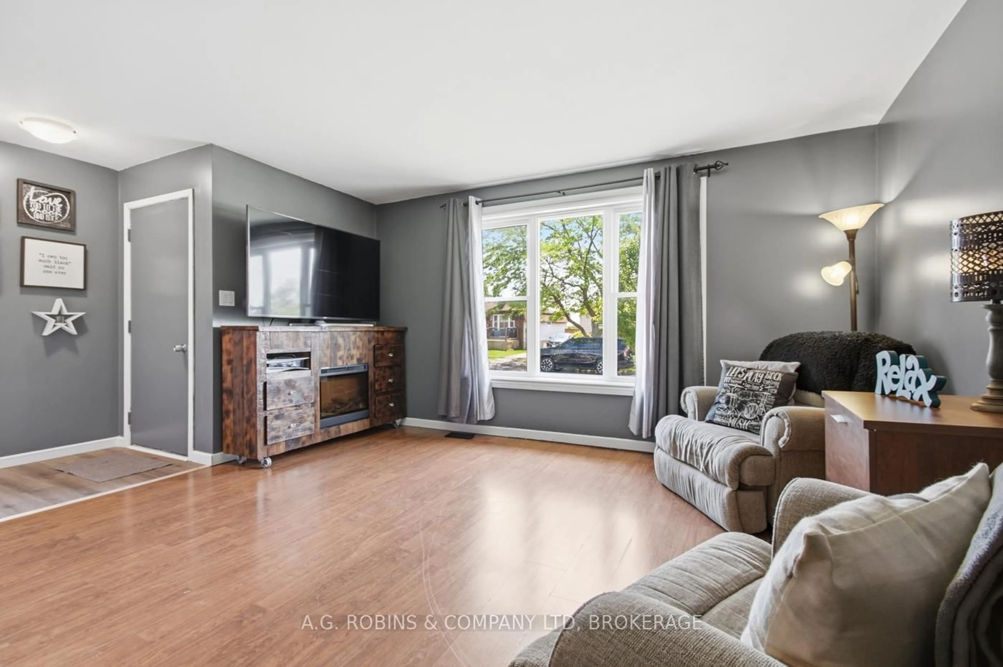 Living room with furniture, unknown for 10 Chantal Crt, Welland Ontario L3B 5V3