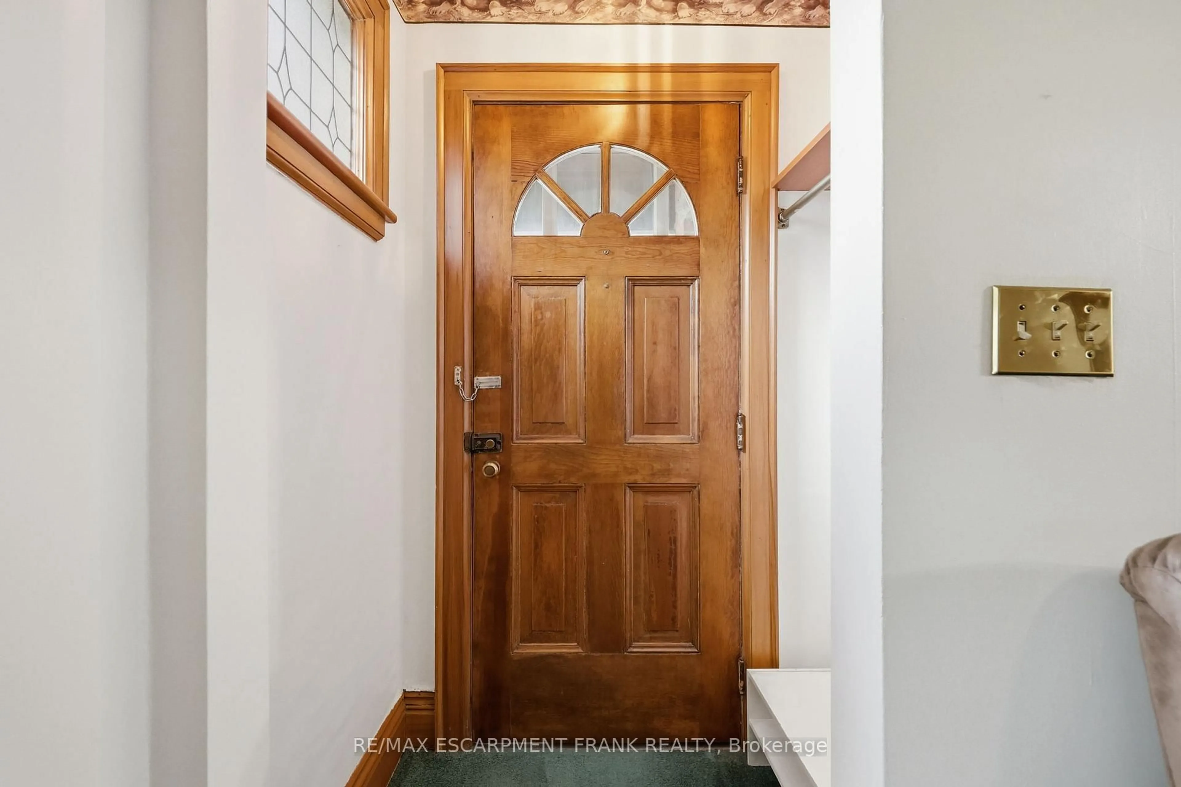 Indoor entryway for 67 Paradise Rd, Hamilton Ontario L8S 1S3
