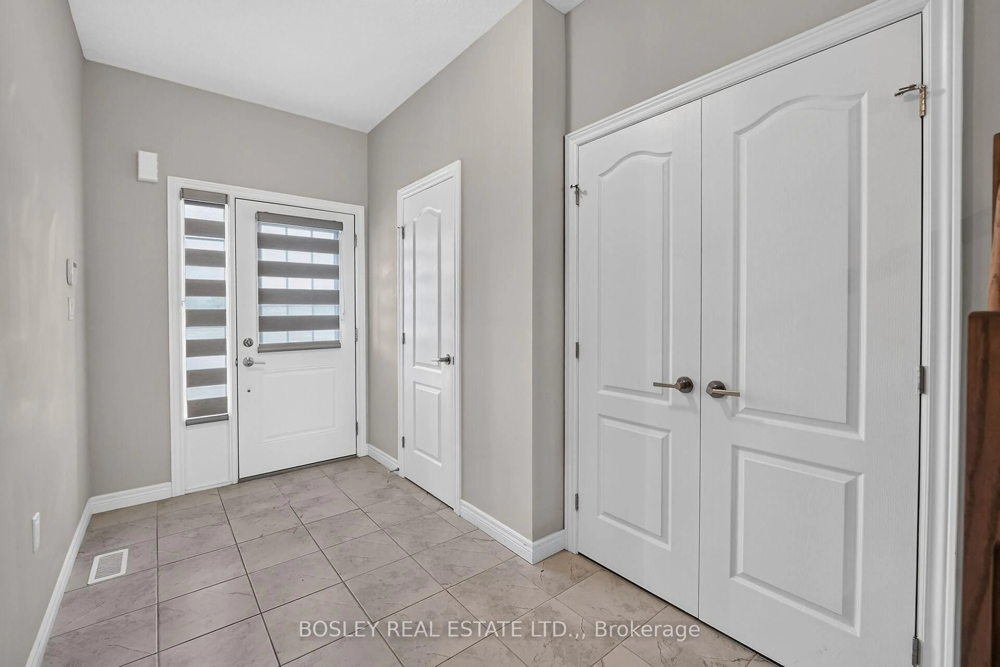 Indoor entryway for 10 Zoe Lane, Hamilton Ontario L0R 1C0