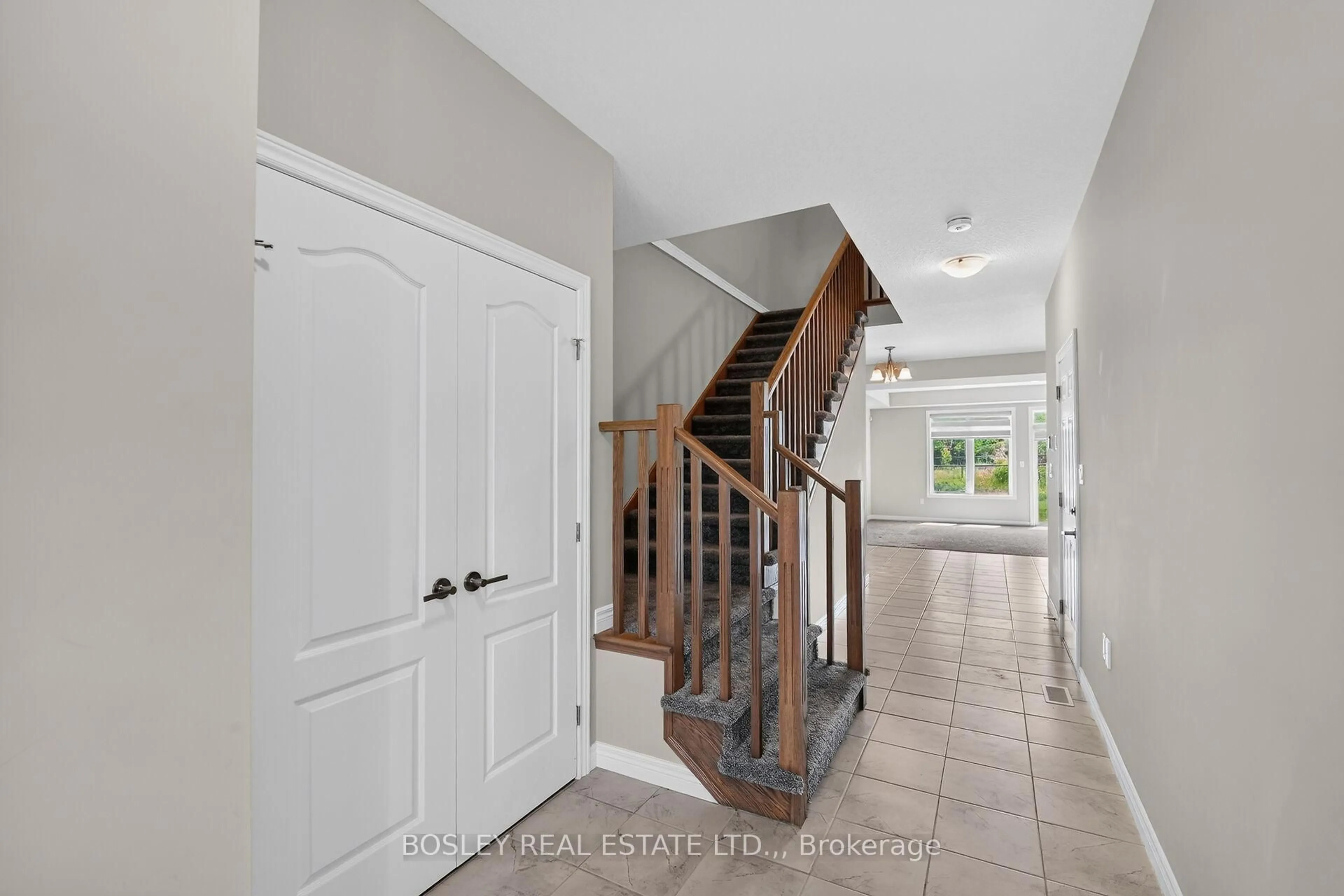 Indoor entryway for 10 Zoe Lane, Hamilton Ontario L0R 1C0
