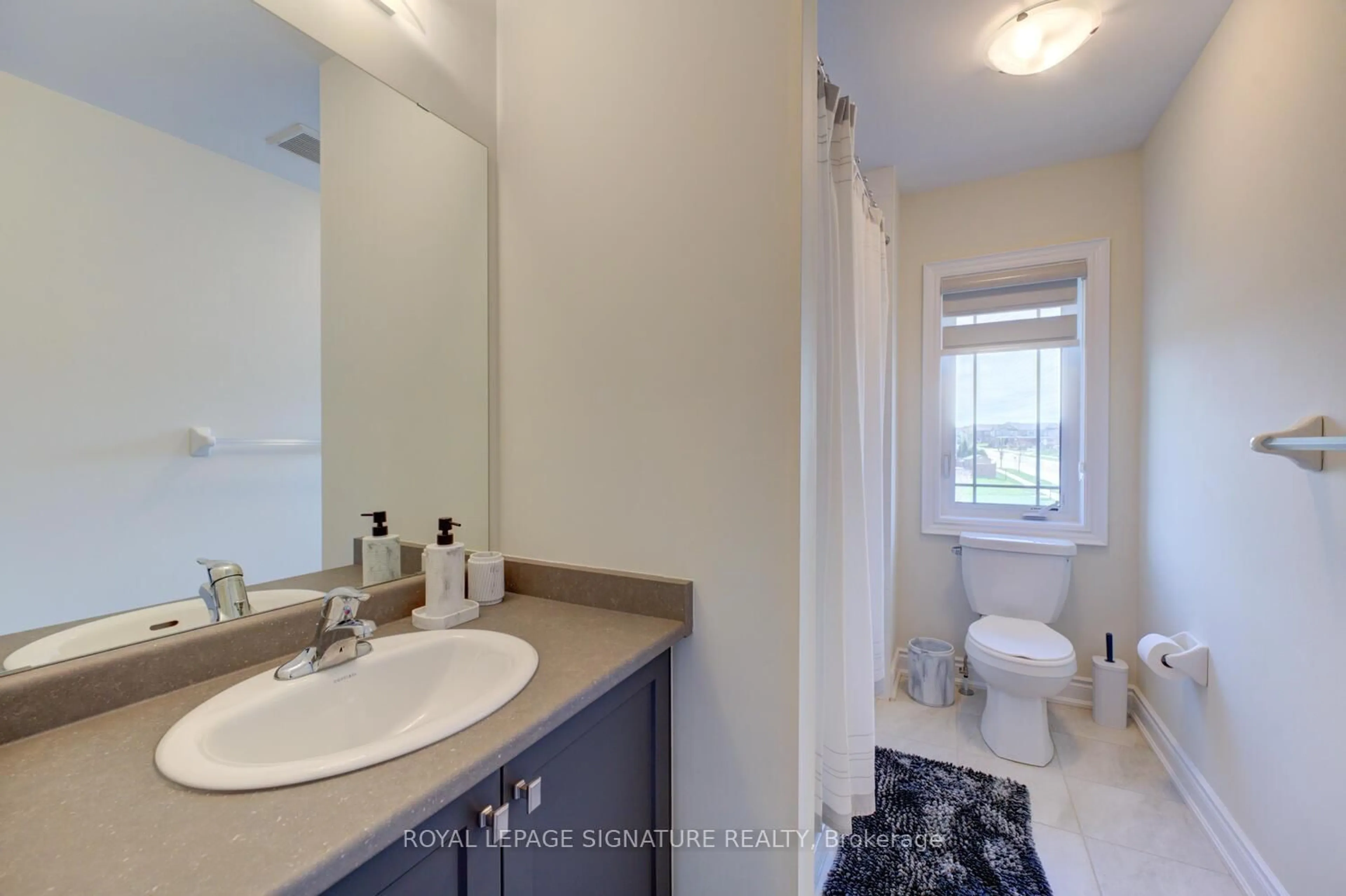 Standard bathroom, ceramic/tile floor for 372 Blackburn Dr, Brantford Ontario N3T 5L5