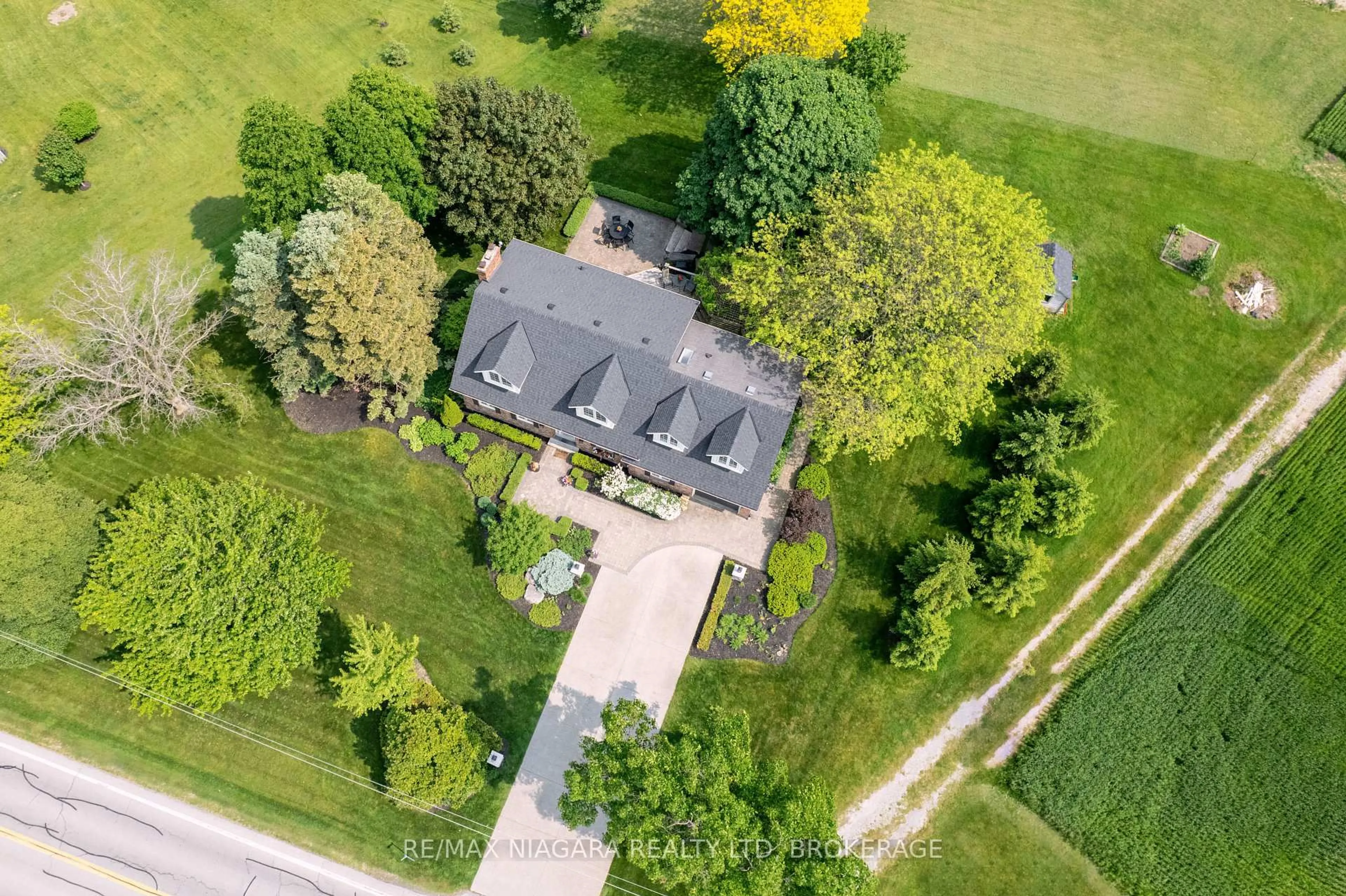 A pic from outside/outdoor area/front of a property/back of a property/a pic from drone, street for 2698 Twenty Rd. Rd, Lincoln Ontario L0S 1C0