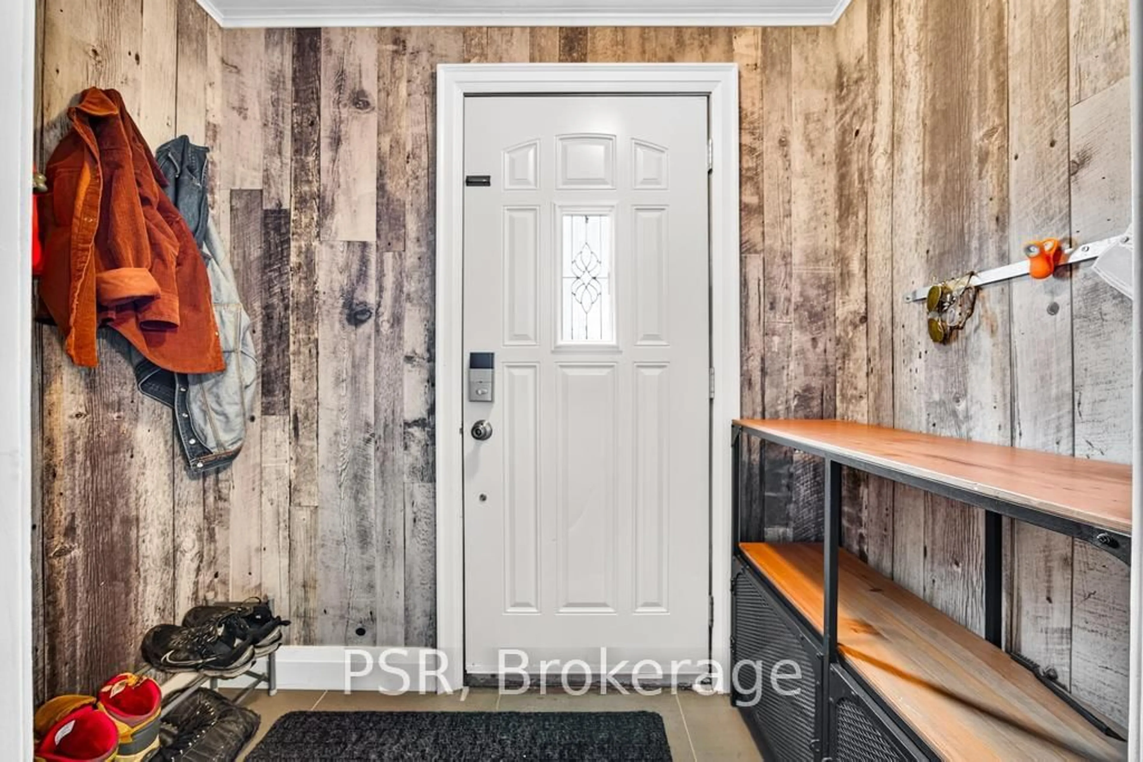 Indoor entryway for 726 Brighton Ave, Hamilton Ontario L8H 6H6