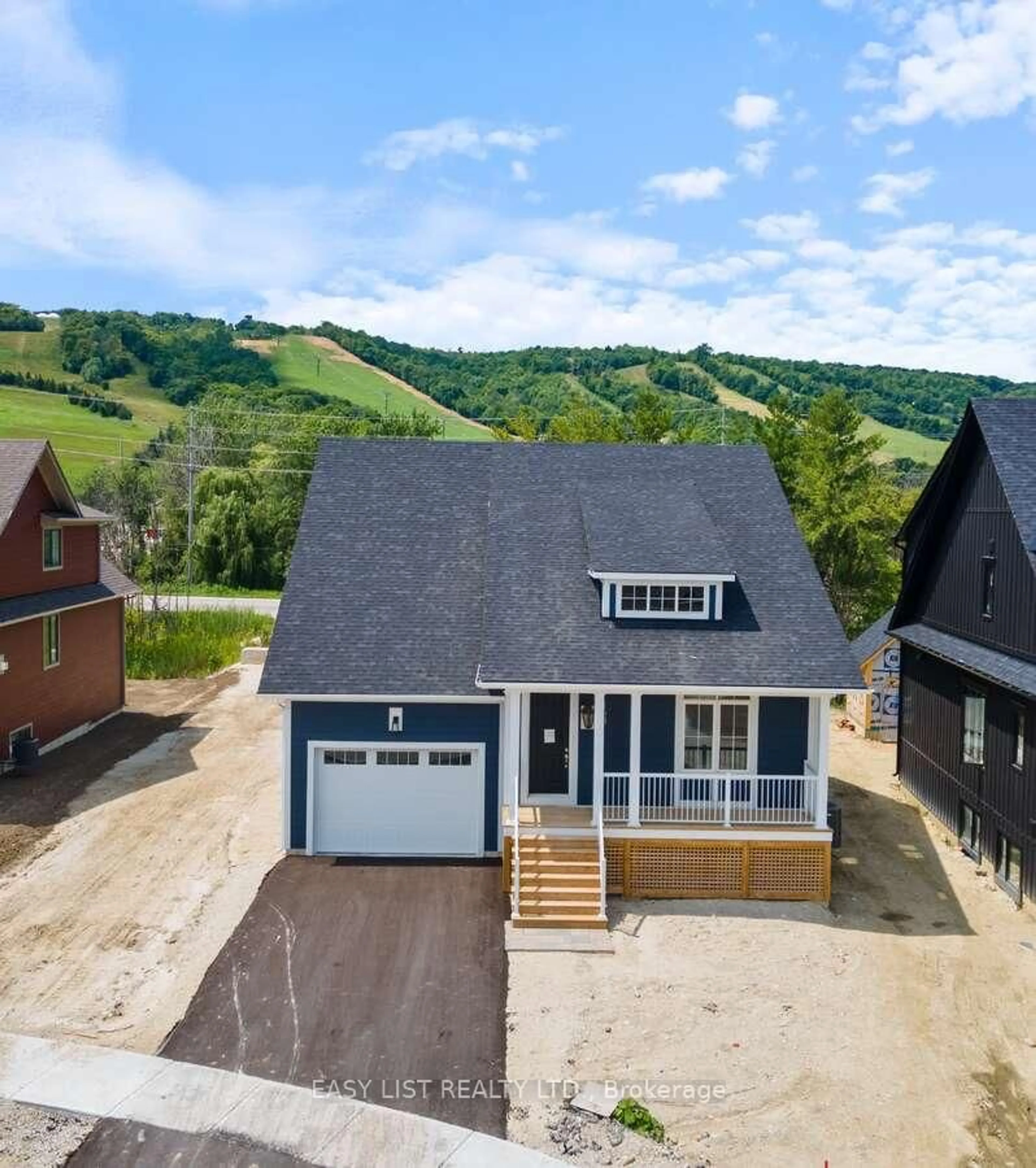 A pic from outside/outdoor area/front of a property/back of a property/a pic from drone, unknown for 158 Courtland St, Blue Mountains Ontario L9Y 5L7