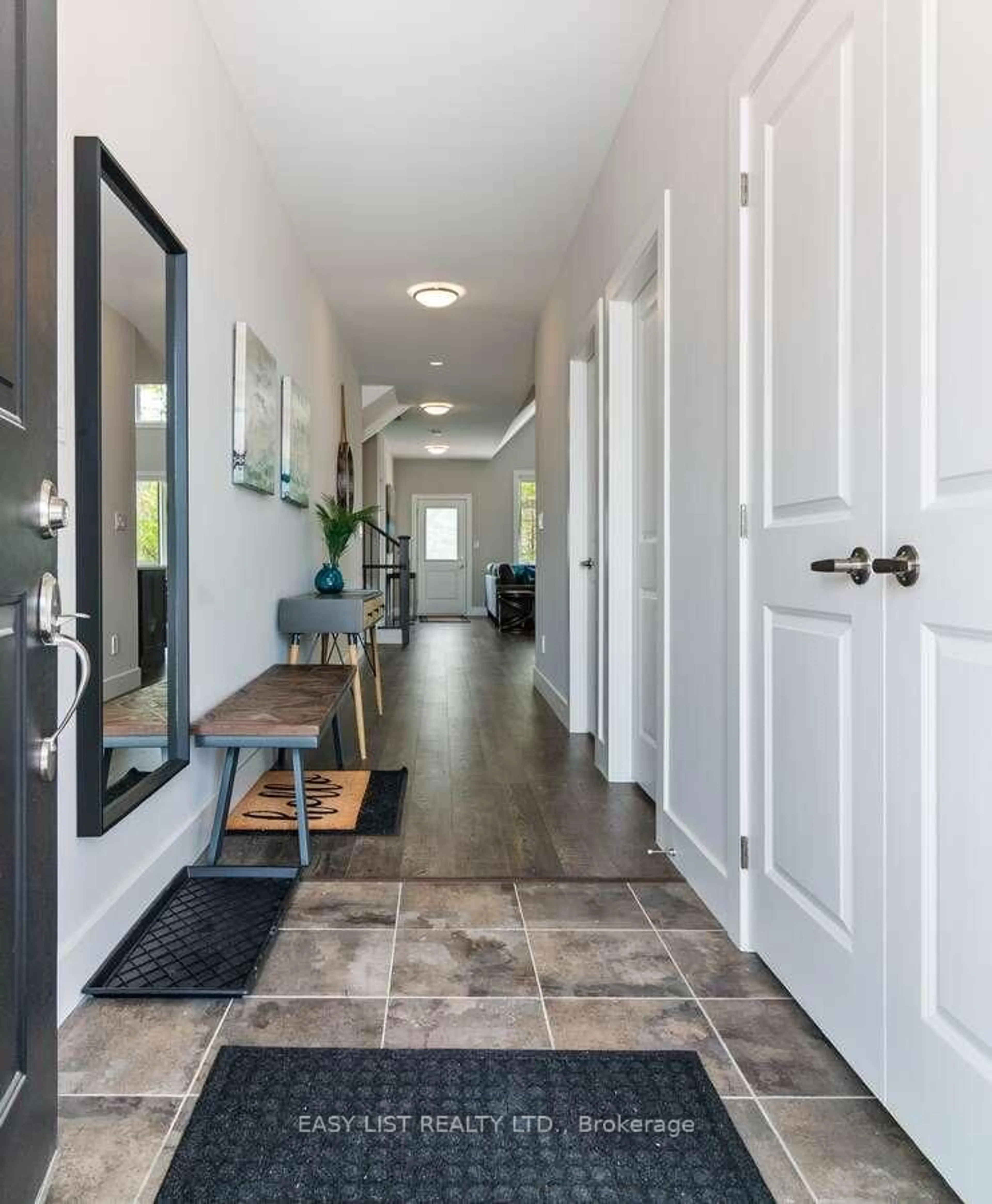 Indoor entryway for 158 Courtland St, Blue Mountains Ontario L9Y 5L7