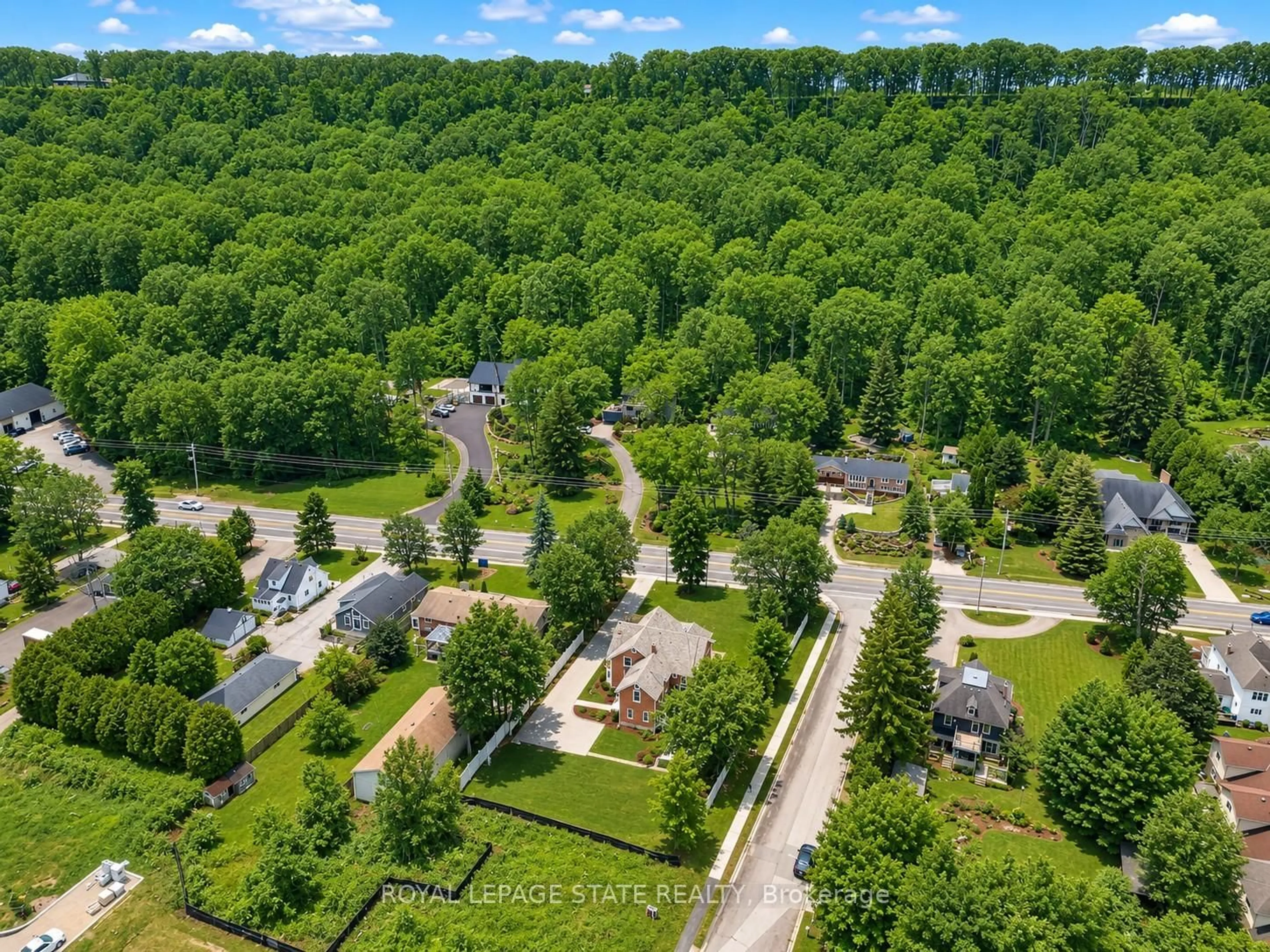 A pic from outside/outdoor area/front of a property/back of a property/a pic from drone, street for 262 Main St, Grimsby Ontario L3M 1S4