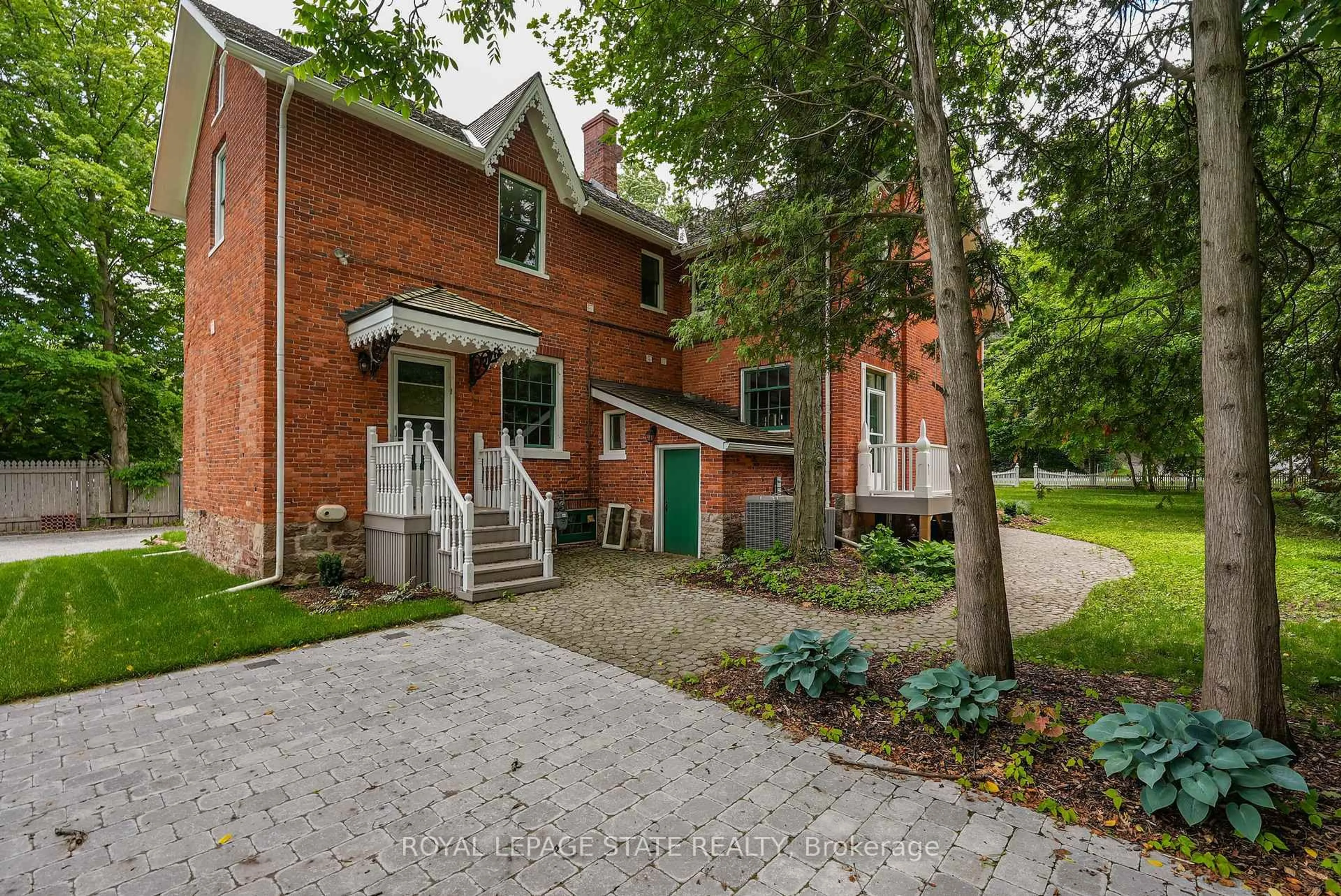 Home with brick exterior material, street for 262 Main St, Grimsby Ontario L3M 1S4