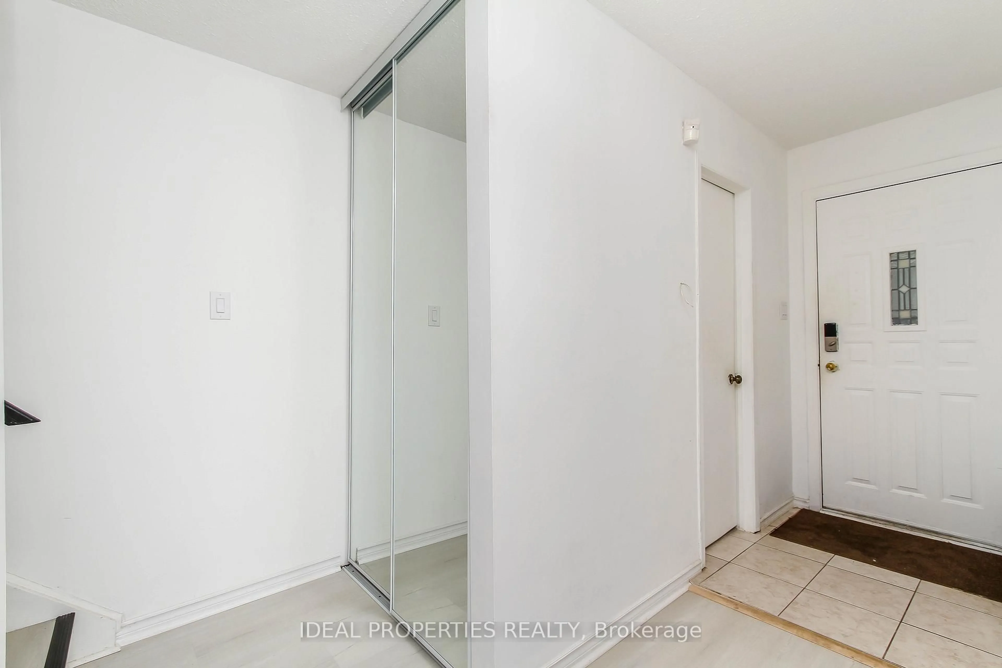 Unknown for 2415 Southvale Cres #26, Ottawa Ontario K1B 4T9