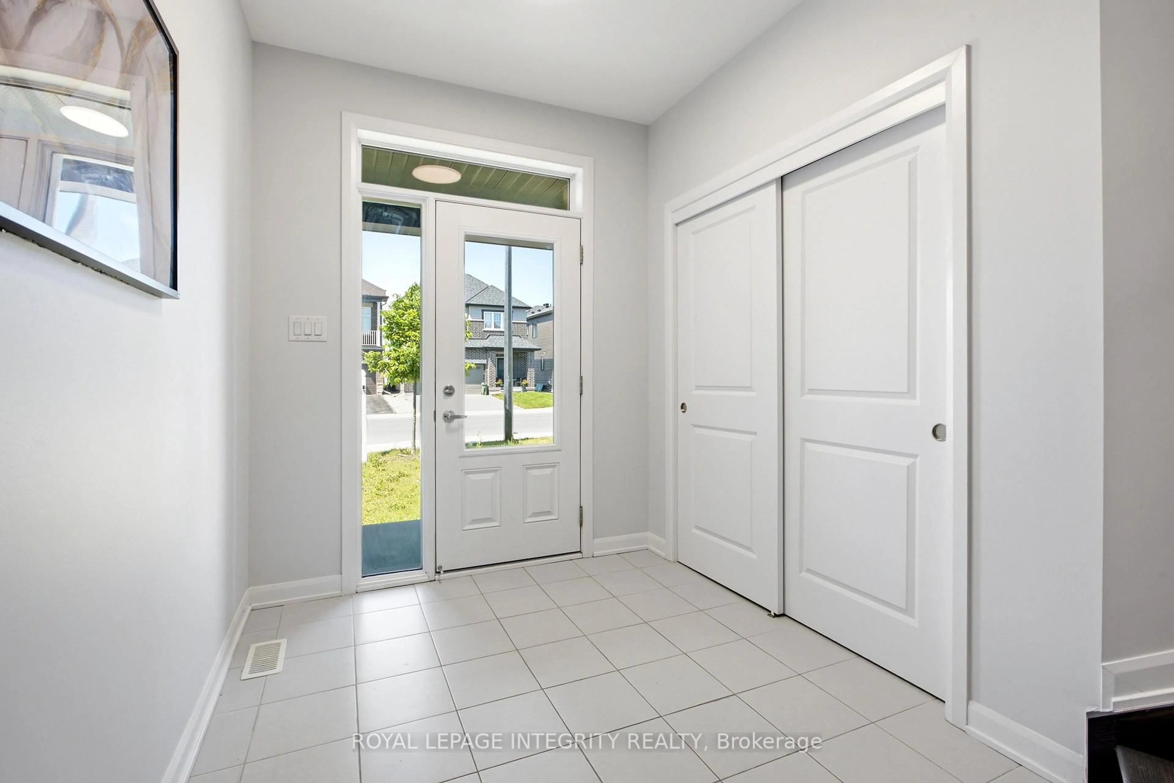 Indoor entryway for 2616 River Mist Rd, Ottawa Ontario K2J 6W3