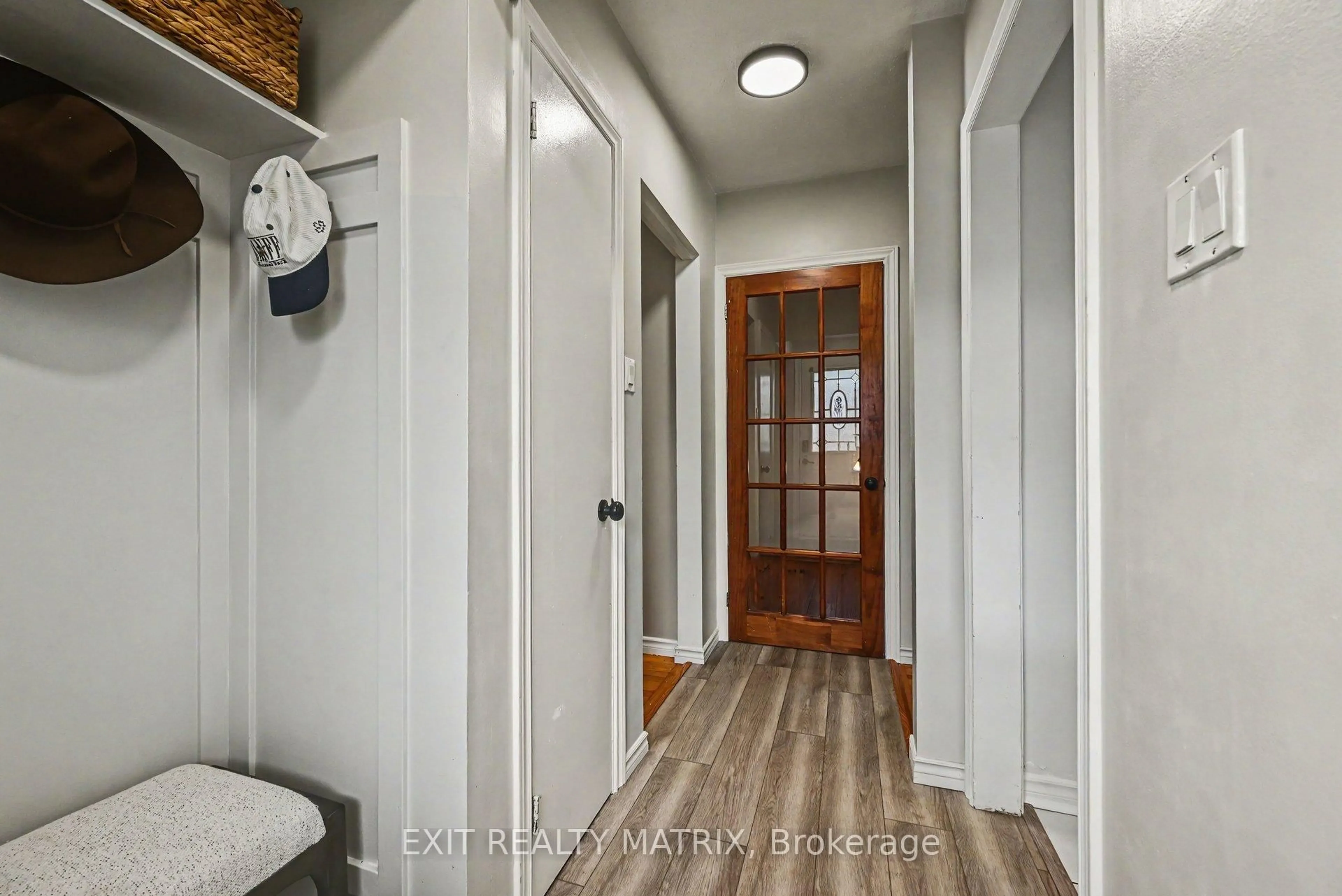 Indoor entryway for 2385 Walkley Rd, Ottawa Ontario K1H 2H1