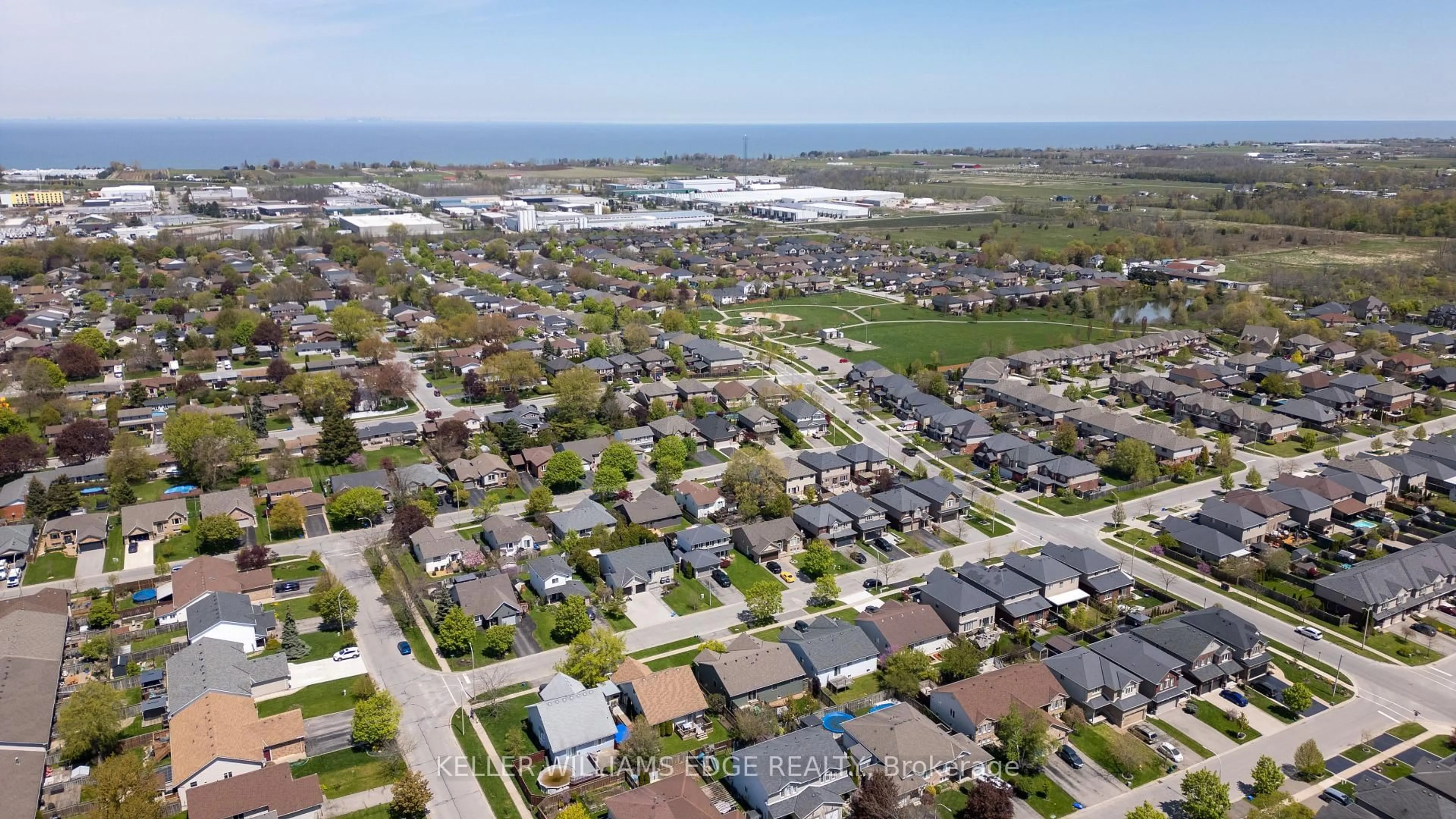 A pic from outside/outdoor area/front of a property/back of a property/a pic from drone, street for 4913 Adam Crt, Lincoln Ontario L3J 0E2