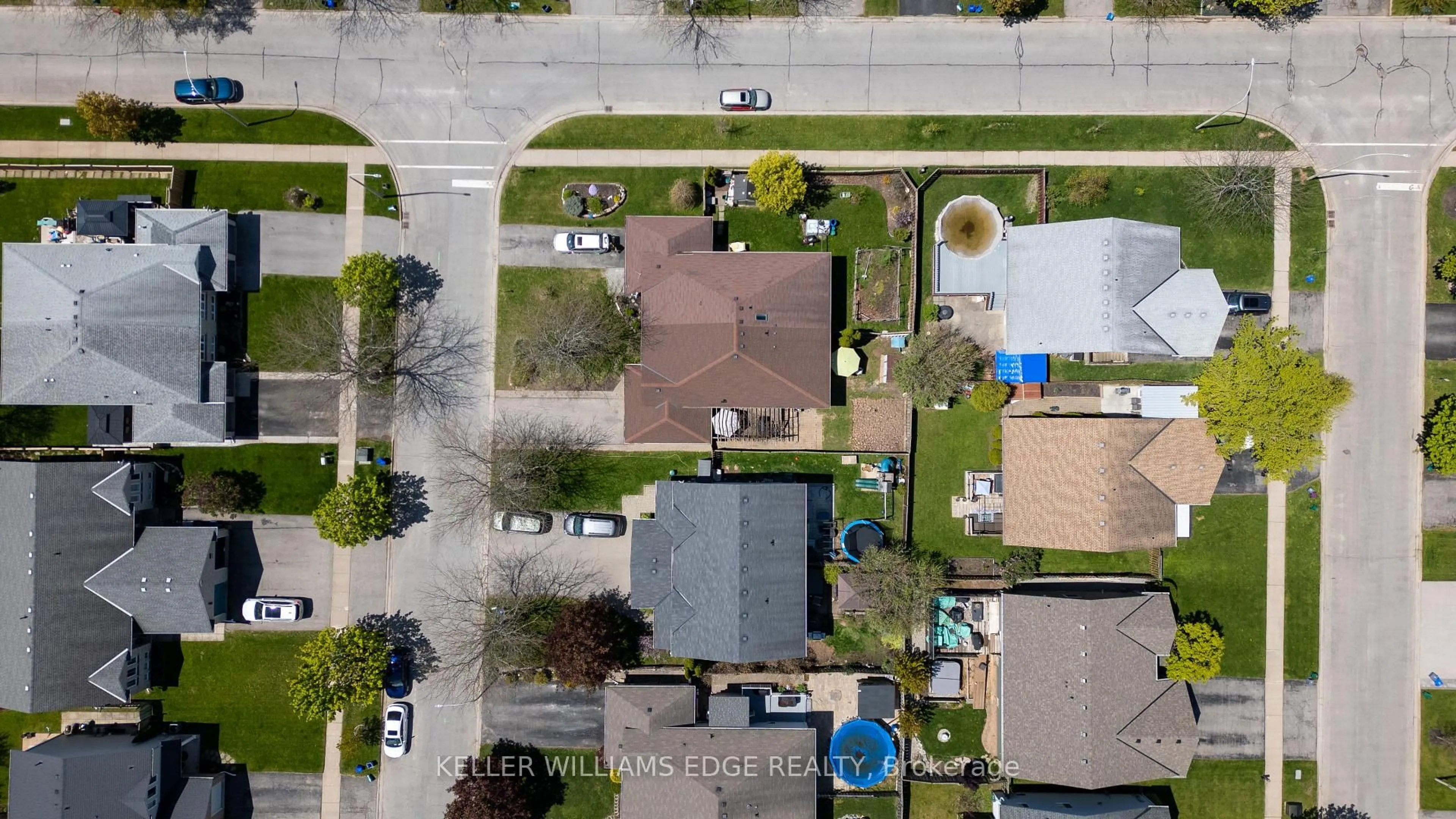 A pic from outside/outdoor area/front of a property/back of a property/a pic from drone, street for 4913 Adam Crt, Lincoln Ontario L3J 0E2