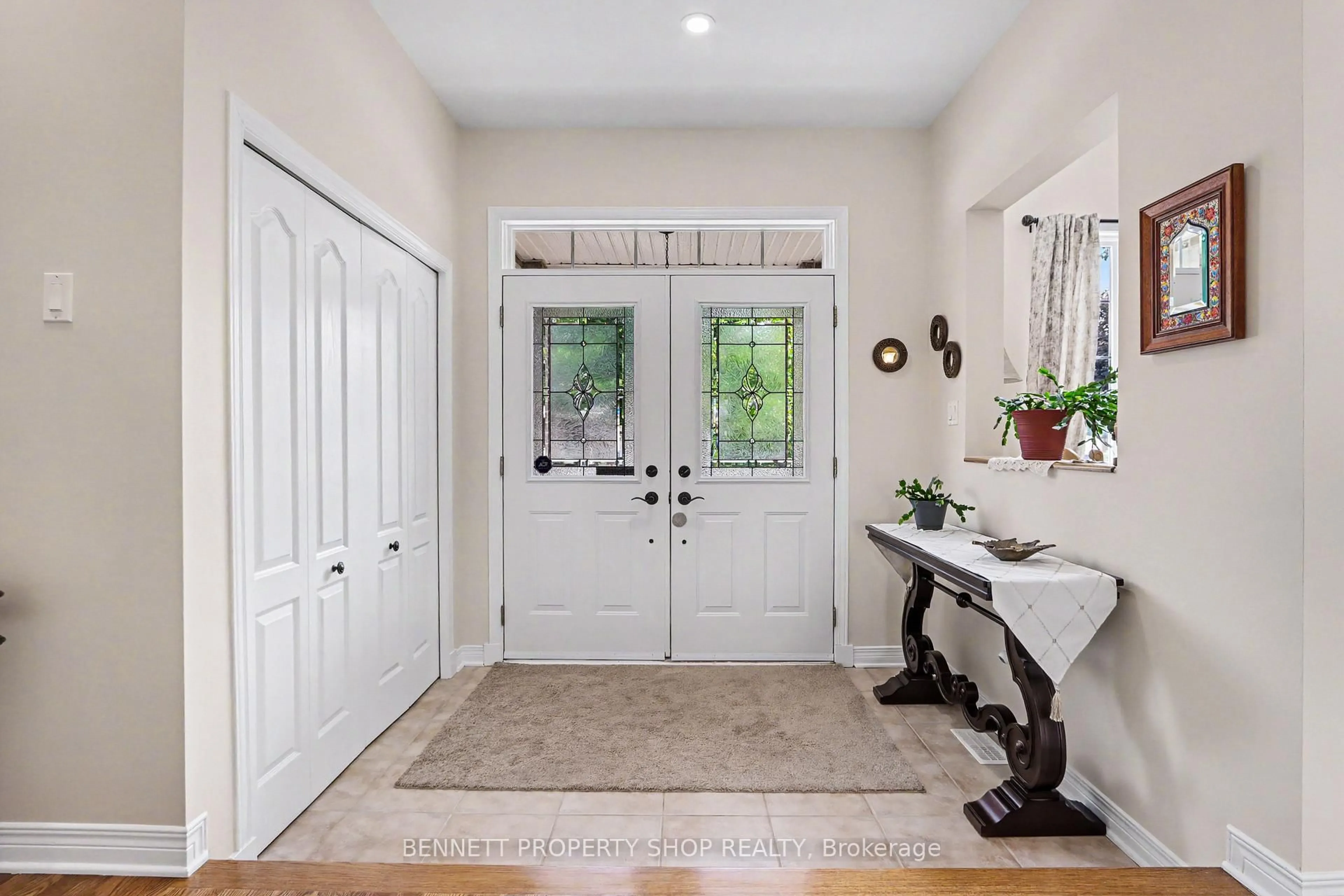 Indoor entryway for 14 Sachs Forest Pl, Ottawa Ontario K2G 6V2