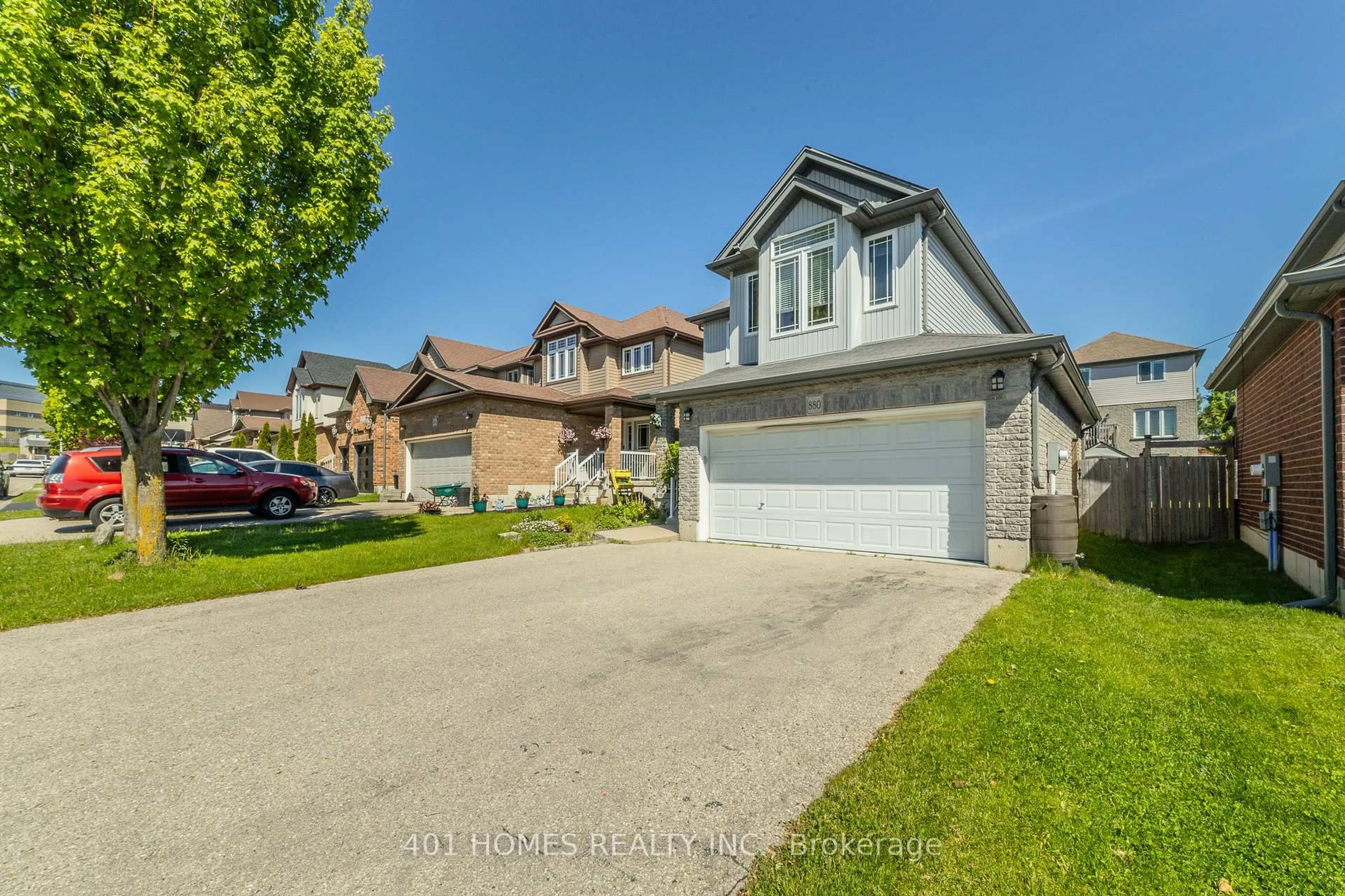 A pic from outside/outdoor area/front of a property/back of a property/a pic from drone, street for 880 Frontenac Cres, Woodstock Ontario N4V 0A8