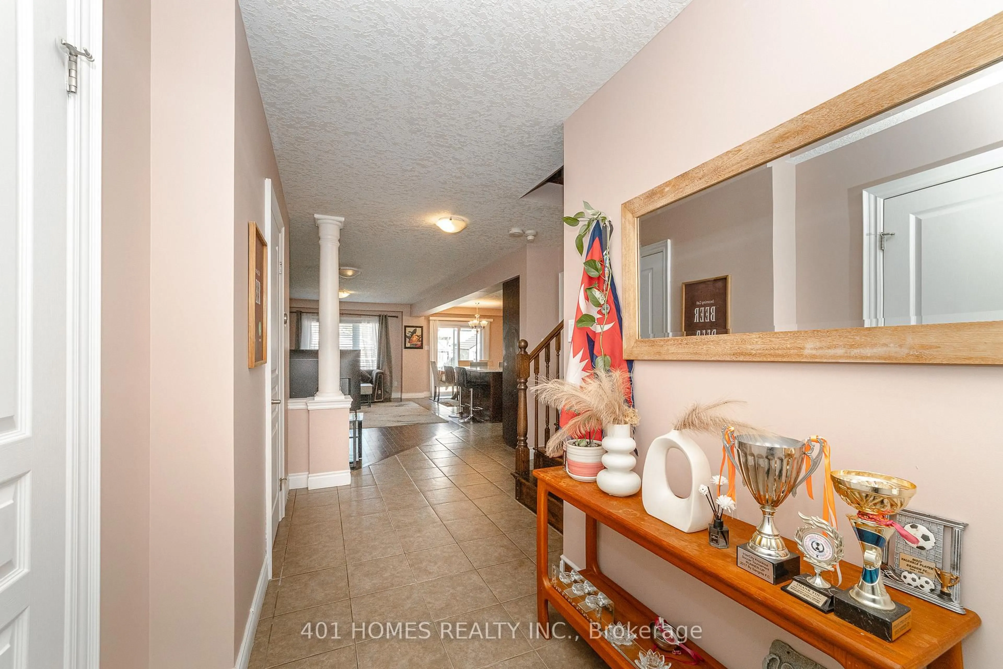 Indoor entryway for 880 Frontenac Cres, Woodstock Ontario N4V 0A8