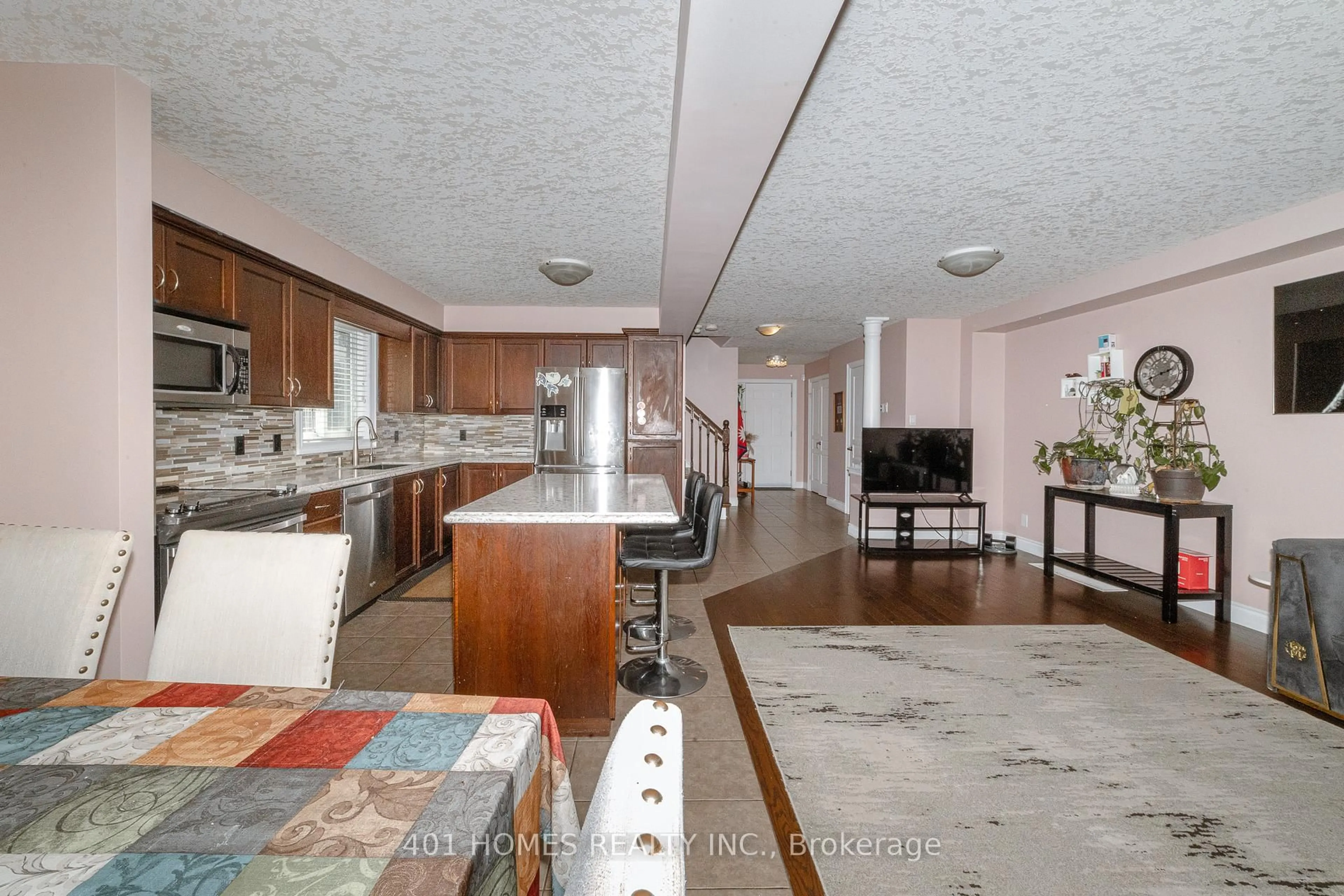 Open concept kitchen, ceramic/tile floor for 880 Frontenac Cres, Woodstock Ontario N4V 0A8