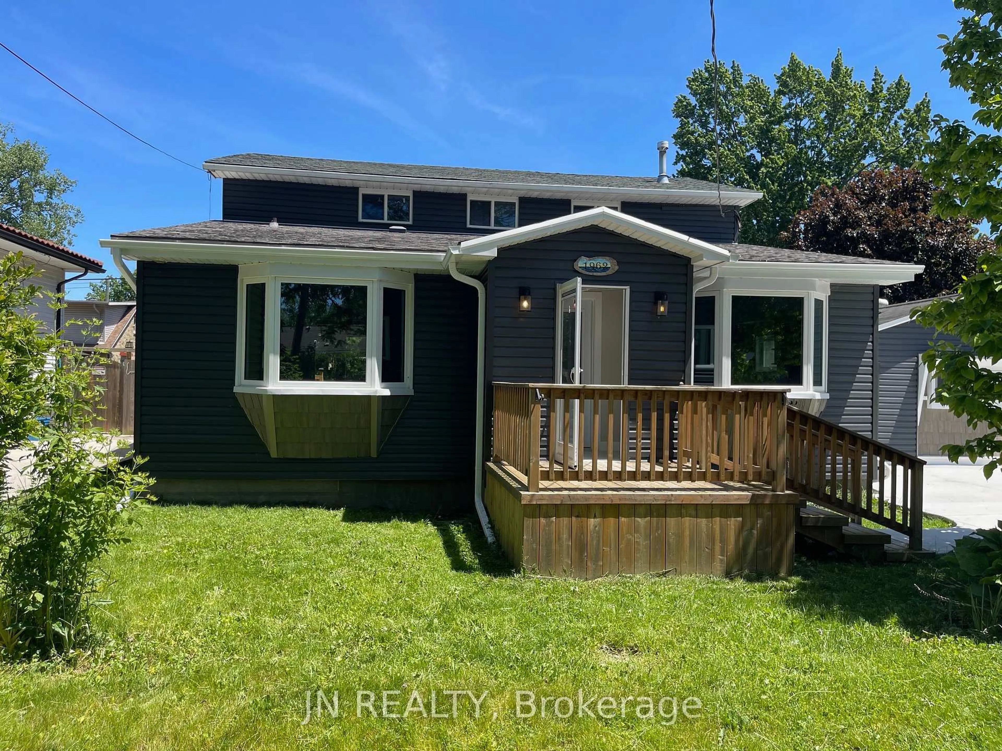 Home with vinyl exterior material, water/lake/river/ocean view for 1962 Franklin Ave, Sarnia Ontario N0N 1C0