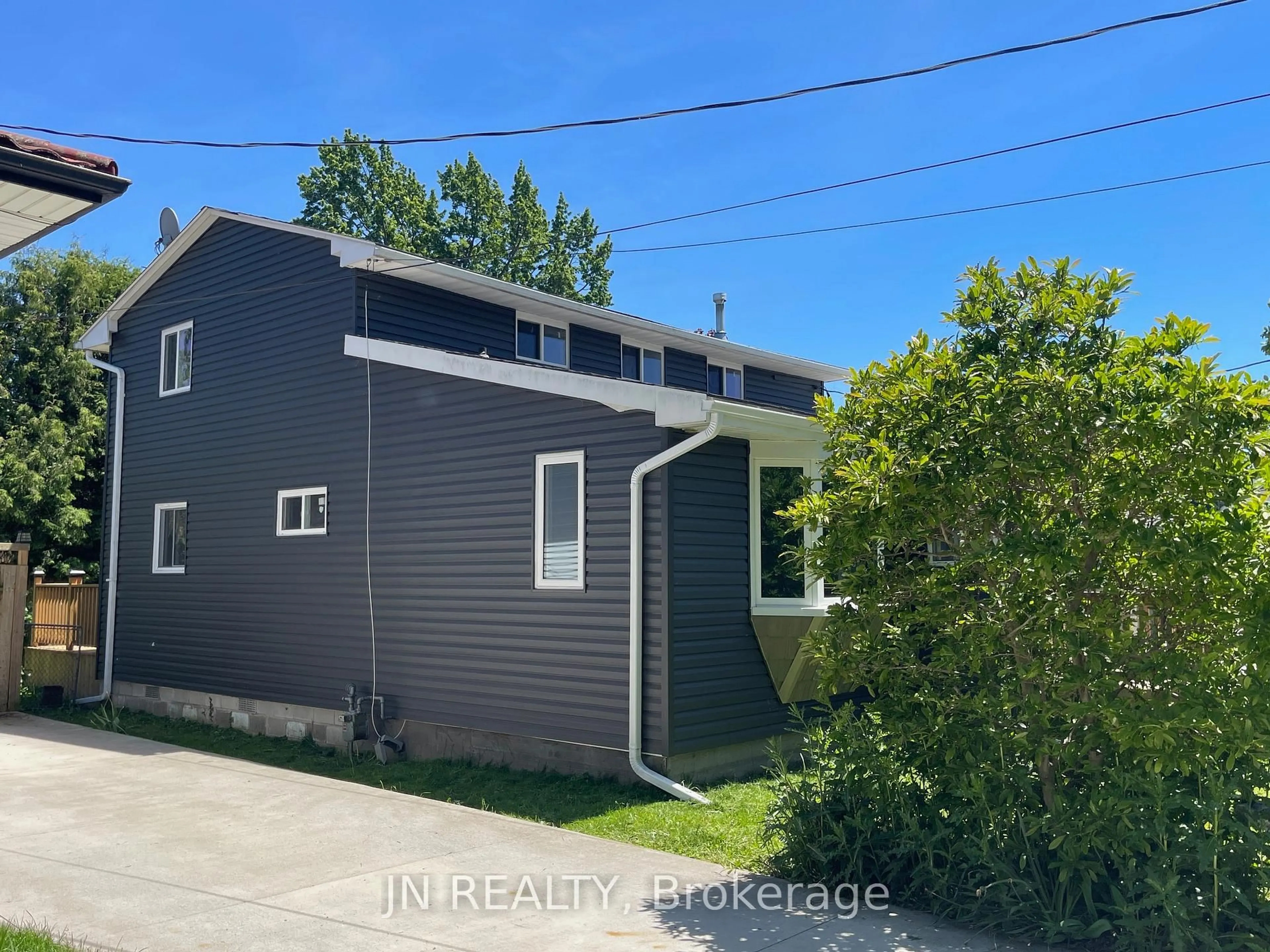 Home with vinyl exterior material, street for 1962 Franklin Ave, Sarnia Ontario N0N 1C0