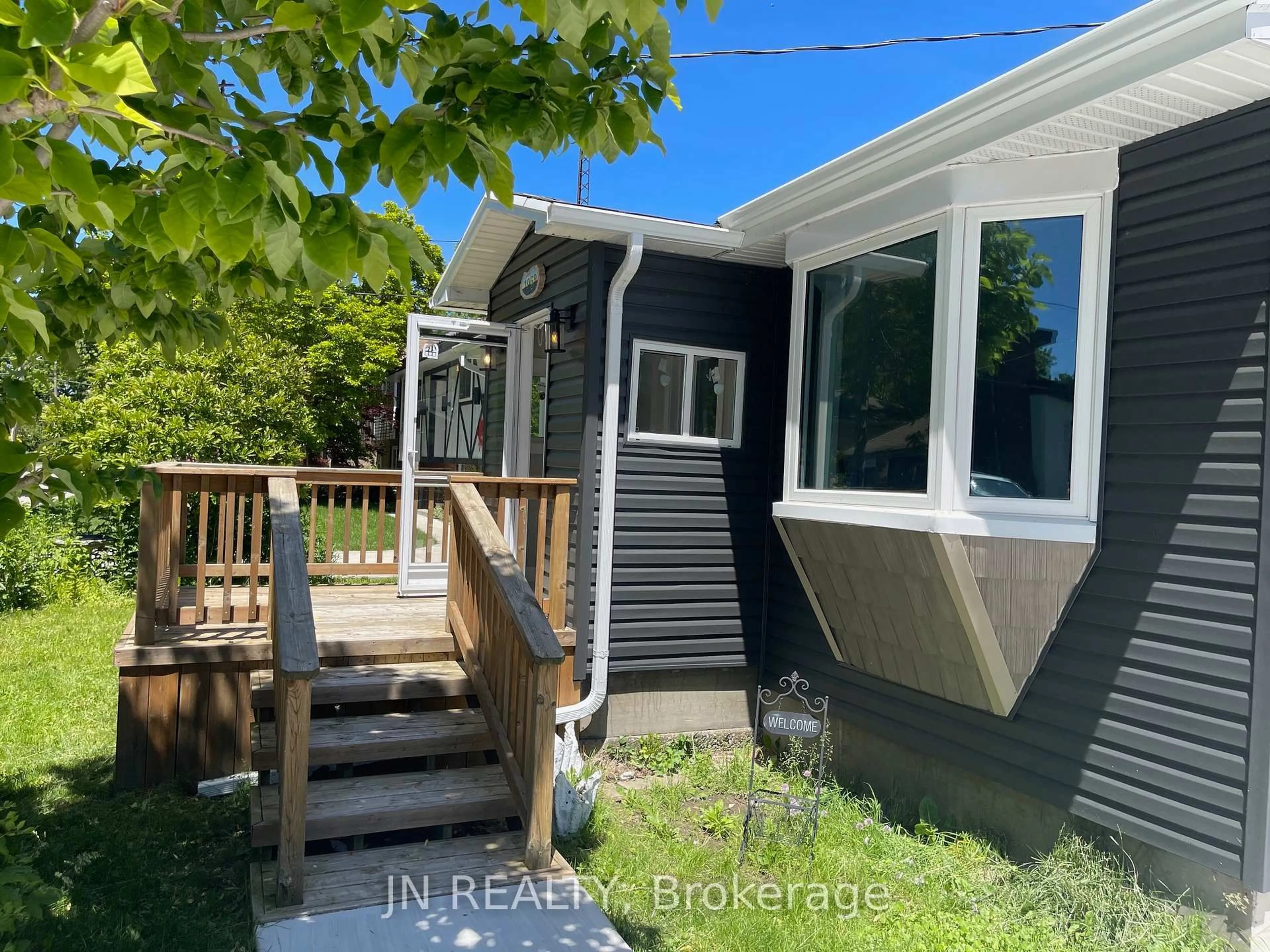 Home with vinyl exterior material, street for 1962 Franklin Ave, Sarnia Ontario N0N 1C0
