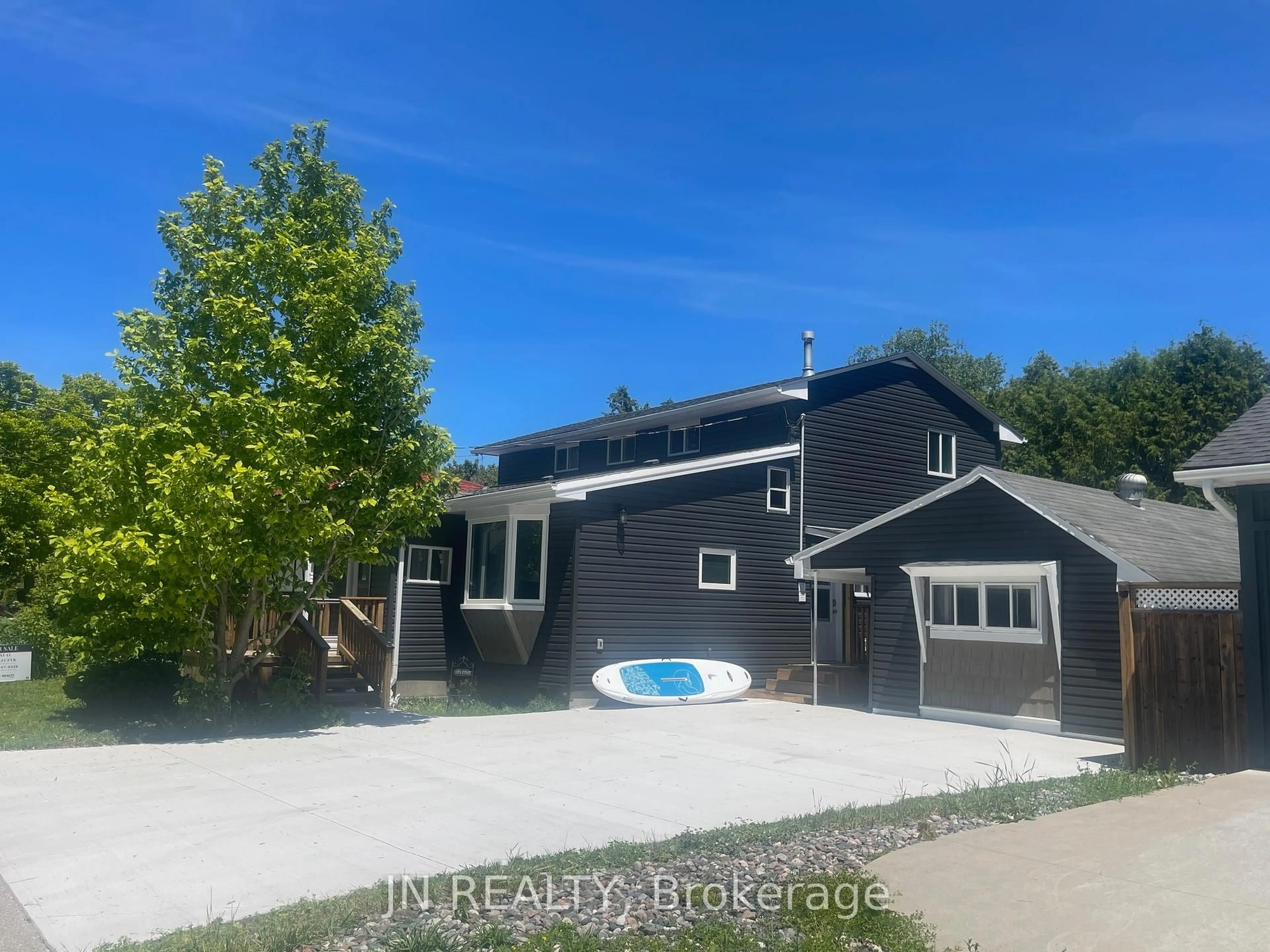 A pic from outside/outdoor area/front of a property/back of a property/a pic from drone, street for 1962 Franklin Ave, Sarnia Ontario N0N 1C0