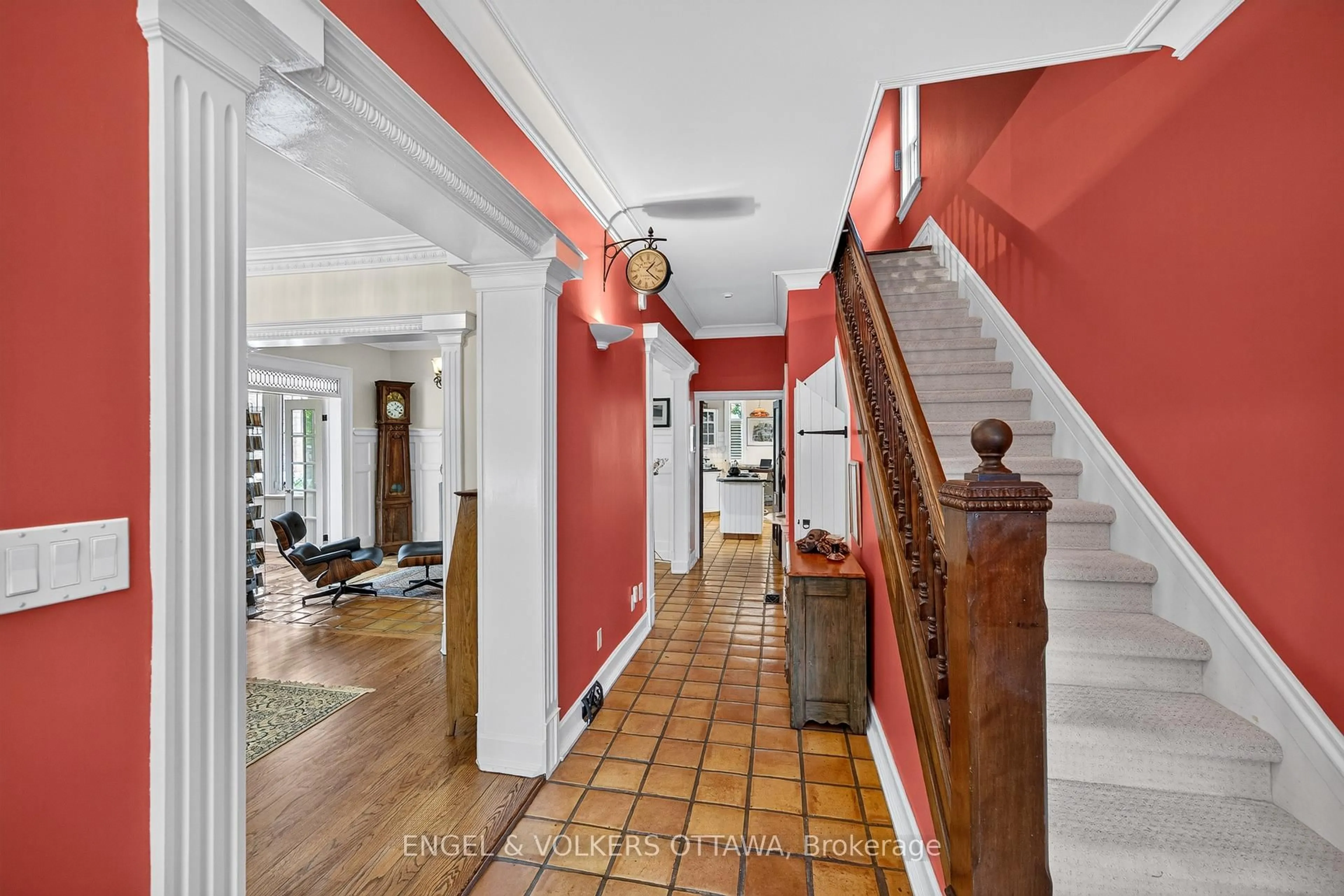 Indoor foyer for 119 Strathcona Ave, Ottawa Ontario K1S 1X5