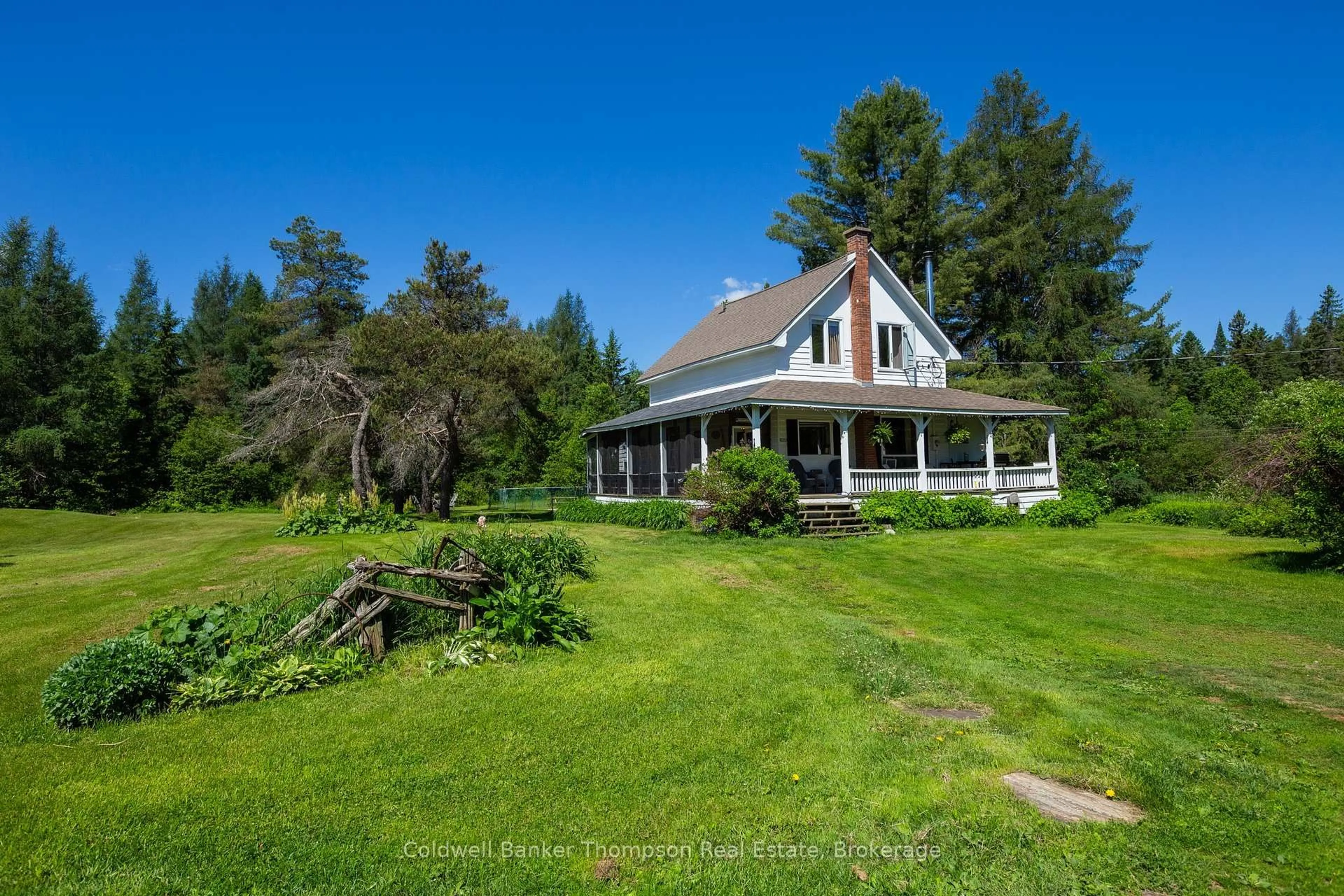 A pic from outside/outdoor area/front of a property/back of a property/a pic from drone, water/lake/river/ocean view for 421 Lindgren Rd, Huntsville Ontario P1H 1Y6