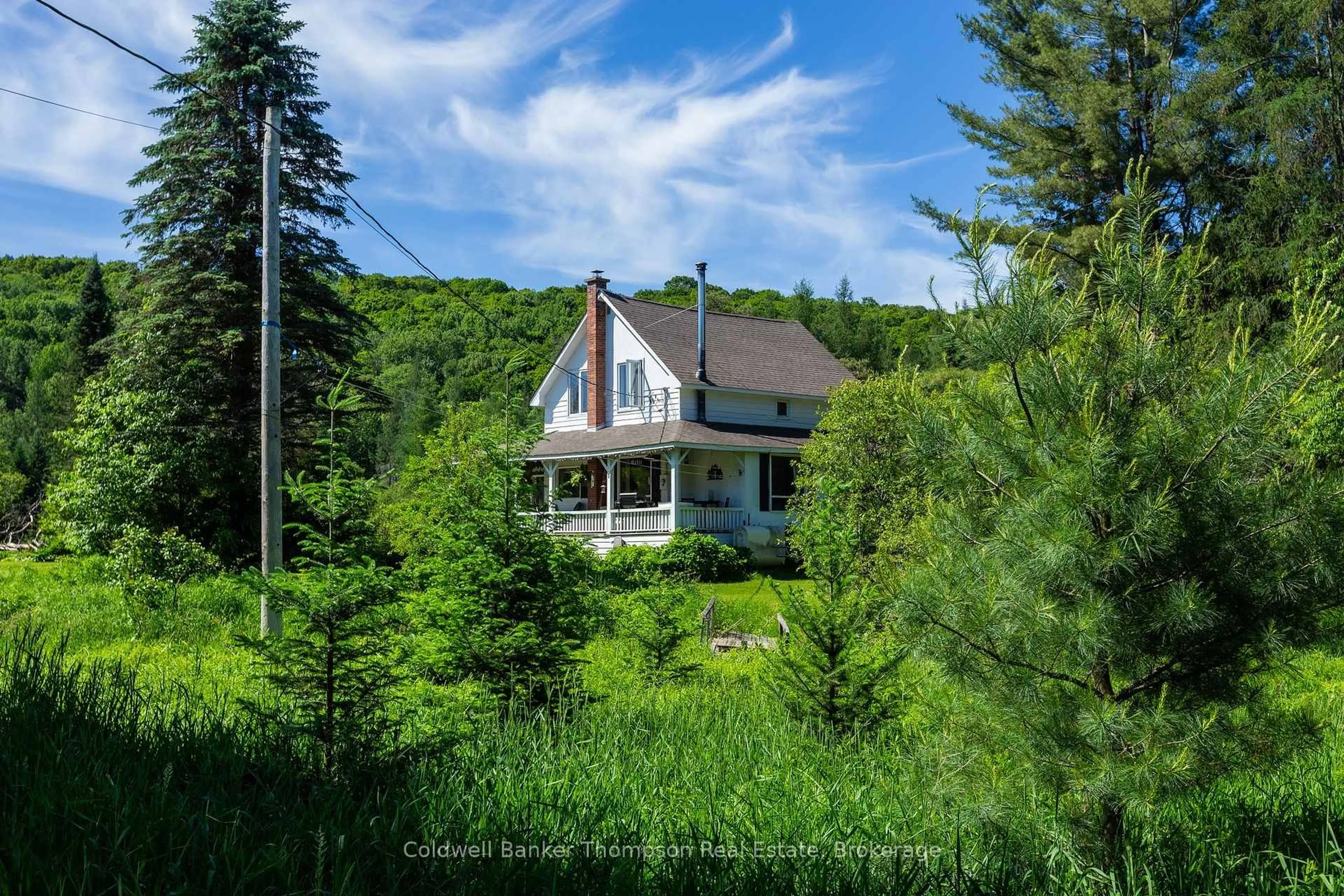 A pic from outside/outdoor area/front of a property/back of a property/a pic from drone, water/lake/river/ocean view for 421 Lindgren Rd, Huntsville Ontario P1H 1Y6