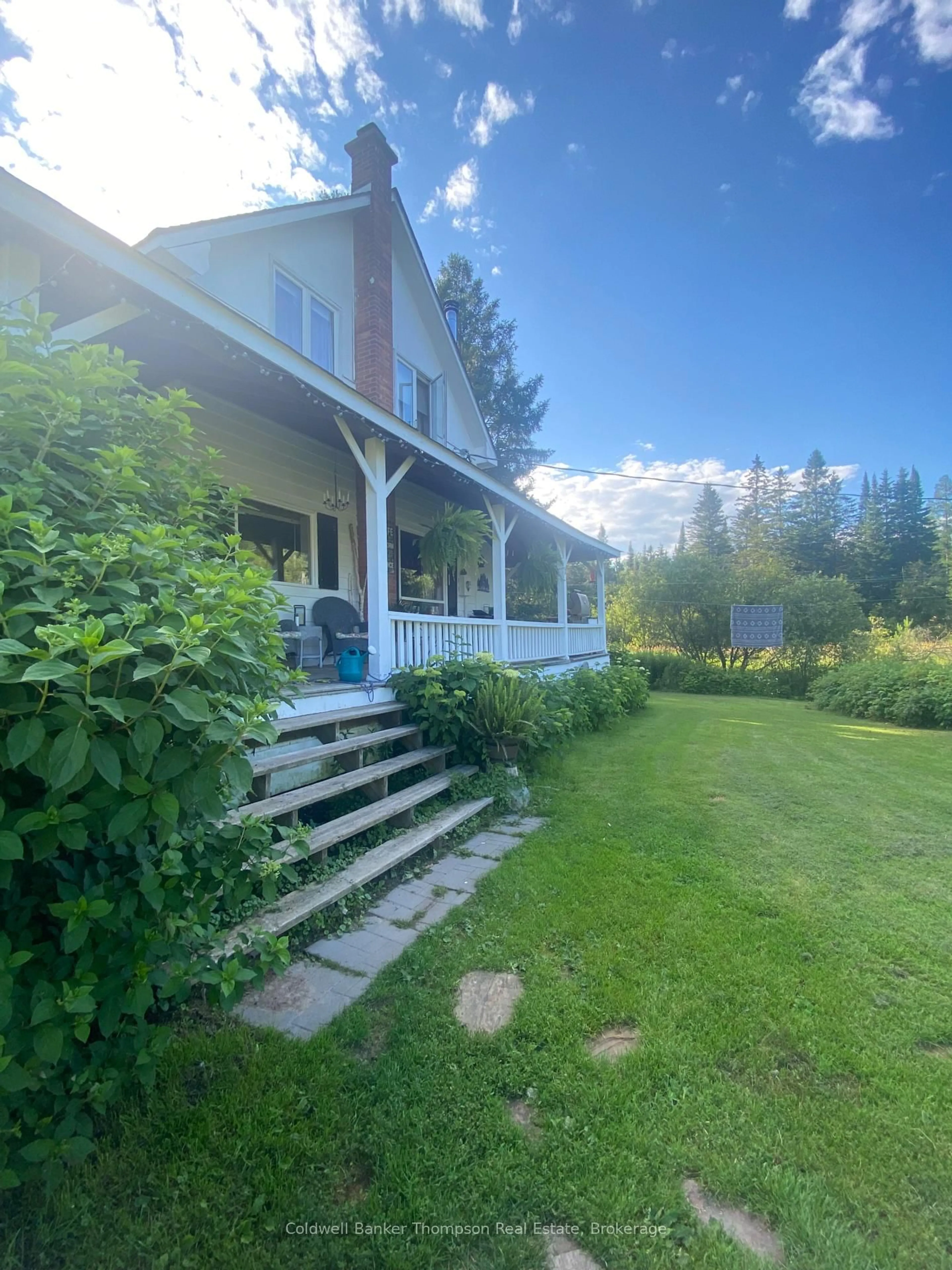 A pic from outside/outdoor area/front of a property/back of a property/a pic from drone, unknown for 421 Lindgren Rd, Huntsville Ontario P1H 1Y6