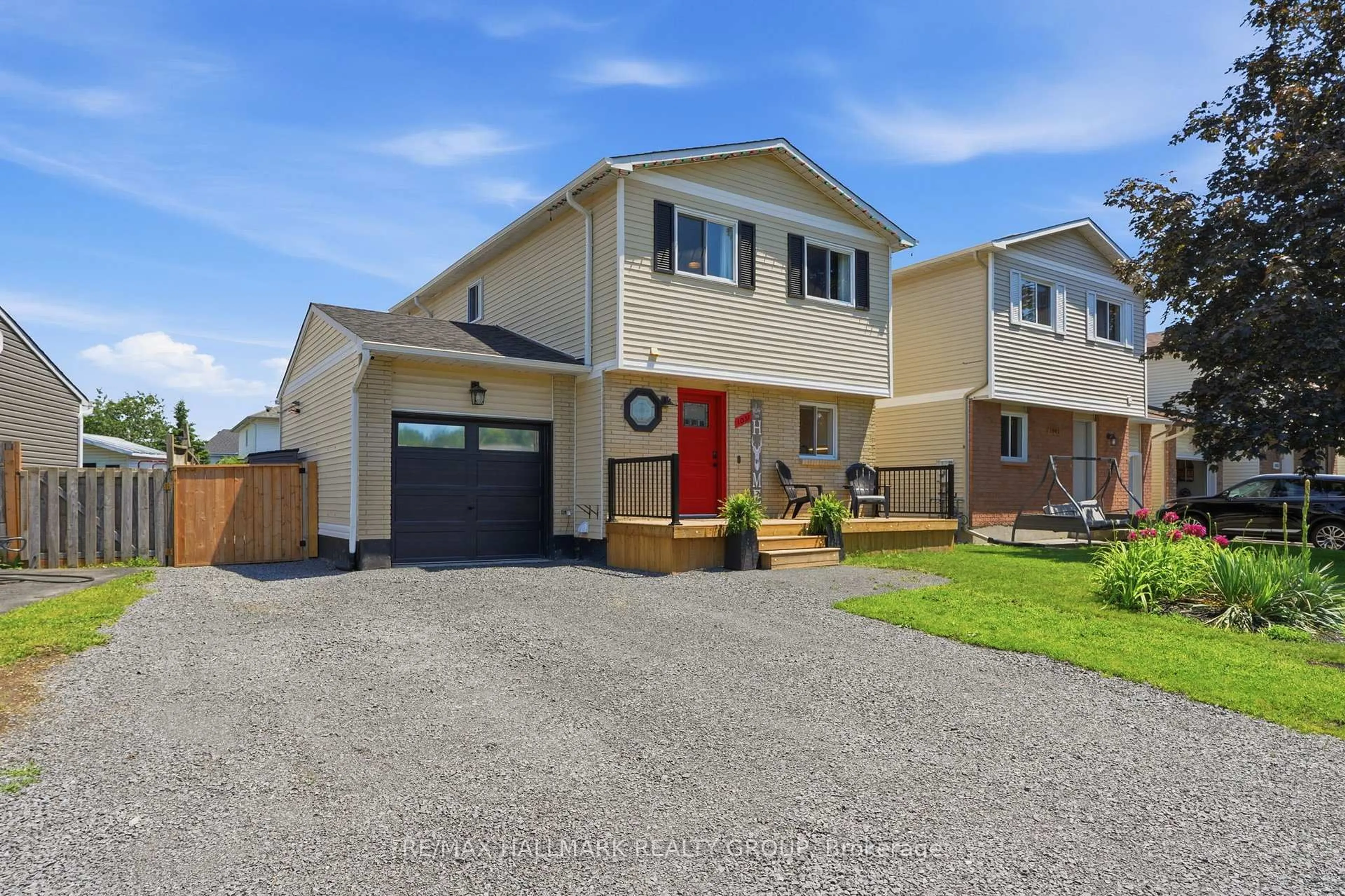 Home with vinyl exterior material, street for 1031 Dianne Ave, Clarence-Rockland Ontario K4K 1G7