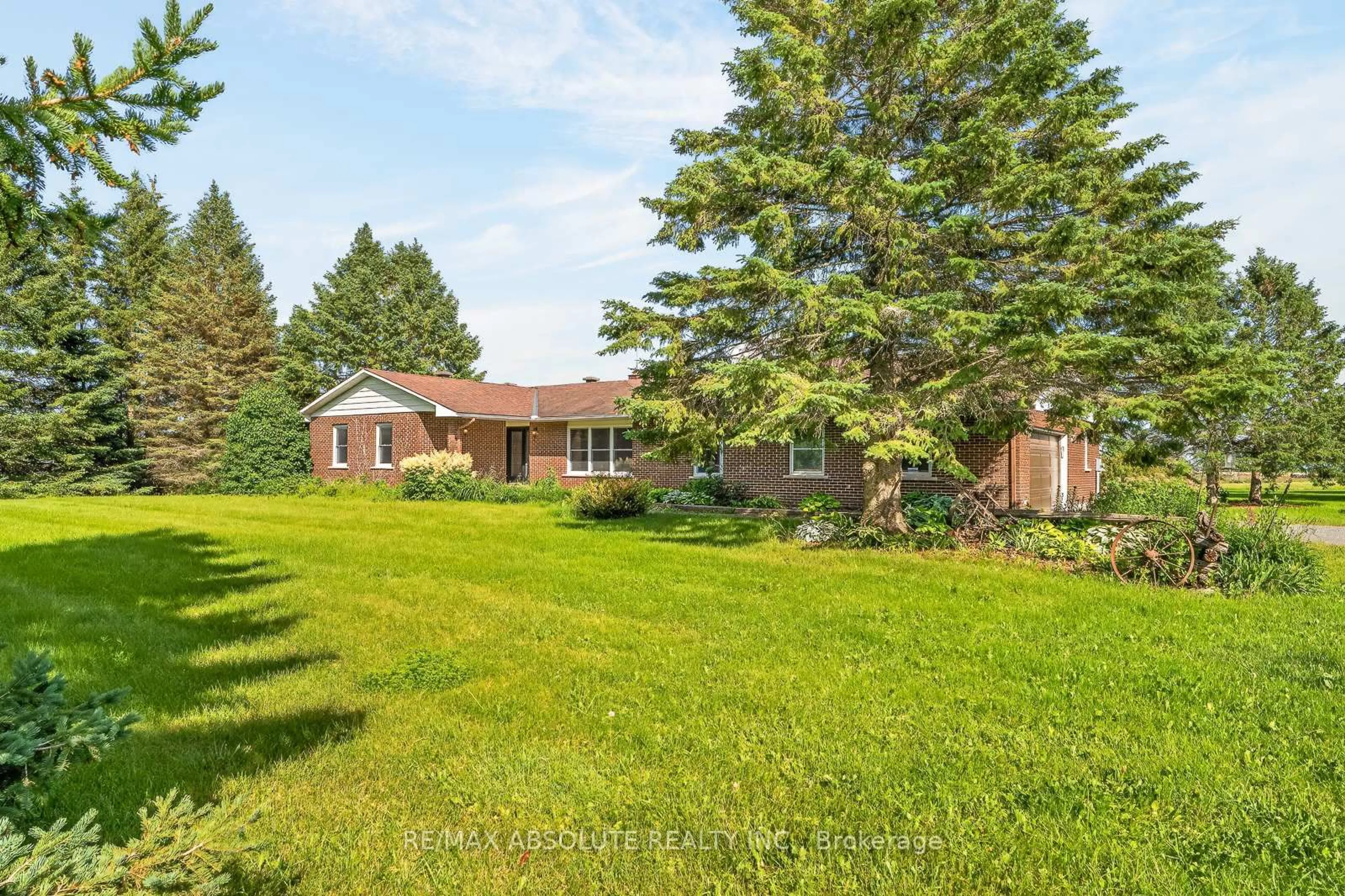 A pic from outside/outdoor area/front of a property/back of a property/a pic from drone, unknown for 2772 Harbison Rd, Richmond Ontario K0A 2Z0
