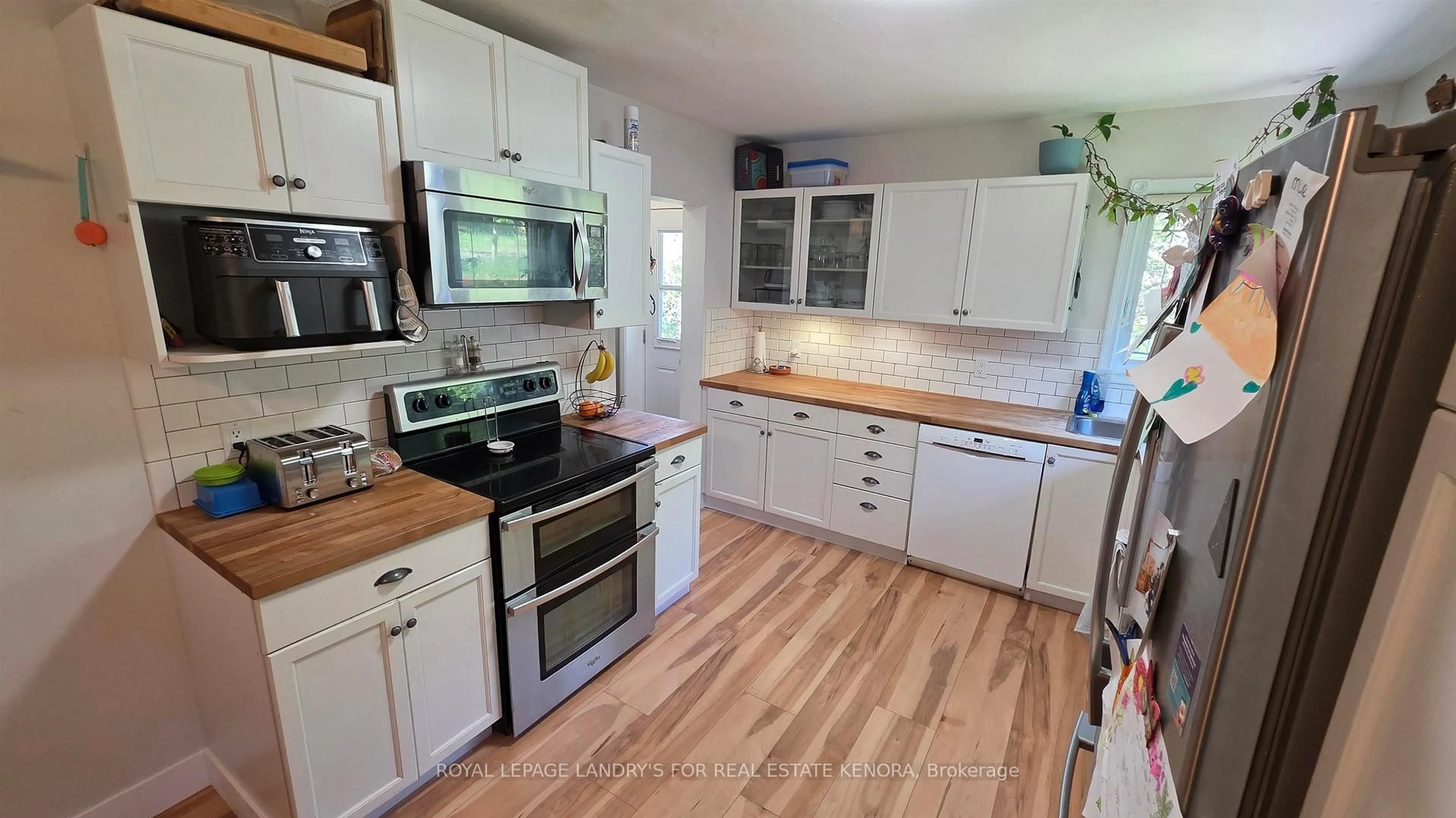 Open concept kitchen, wood/laminate floor for 912 Ninth St, Kenora Ontario P9N 2T2
