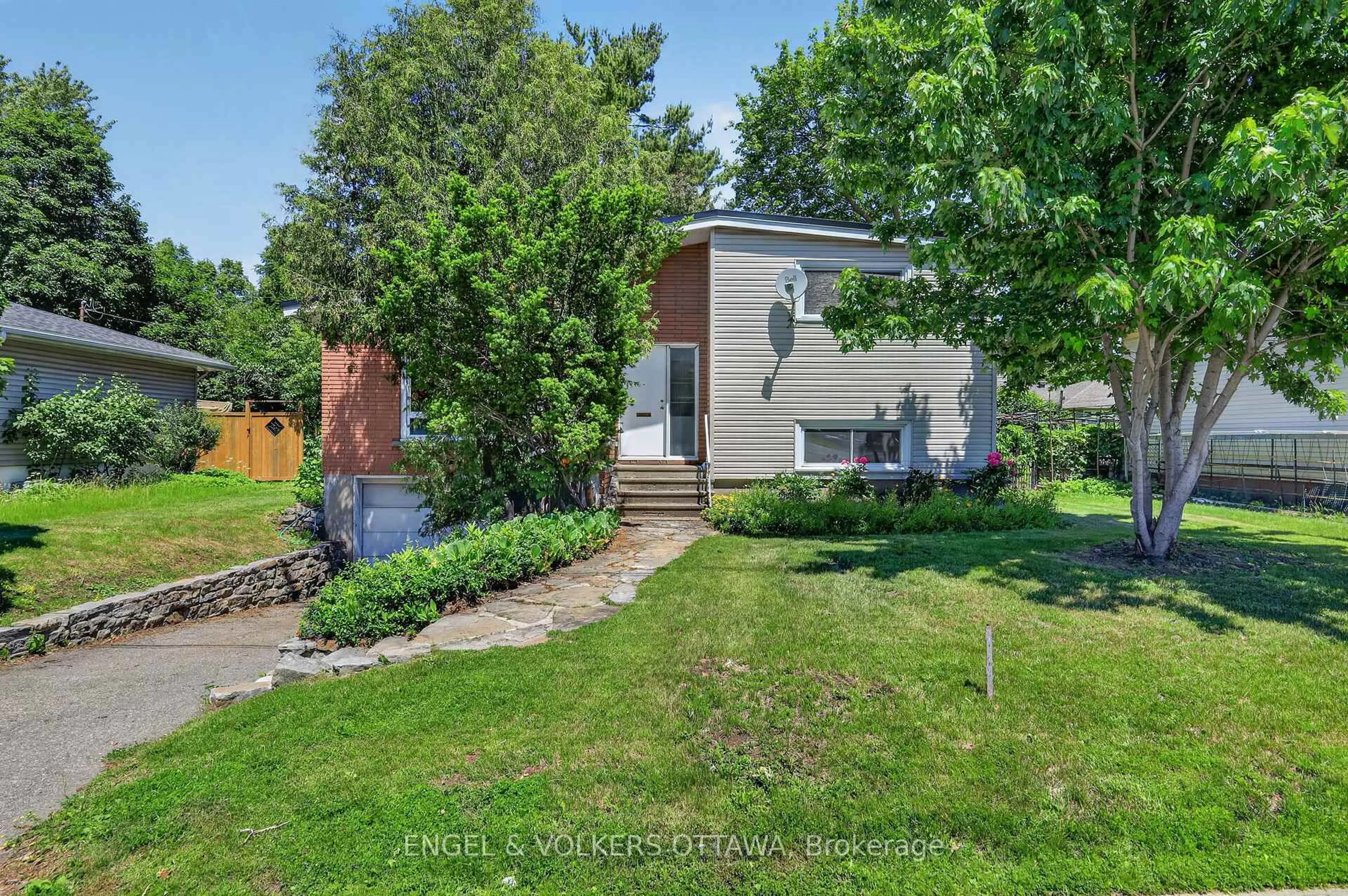 A pic from outside/outdoor area/front of a property/back of a property/a pic from drone, street for 1363 Heron Rd, Ottawa Ontario K1V 6A6