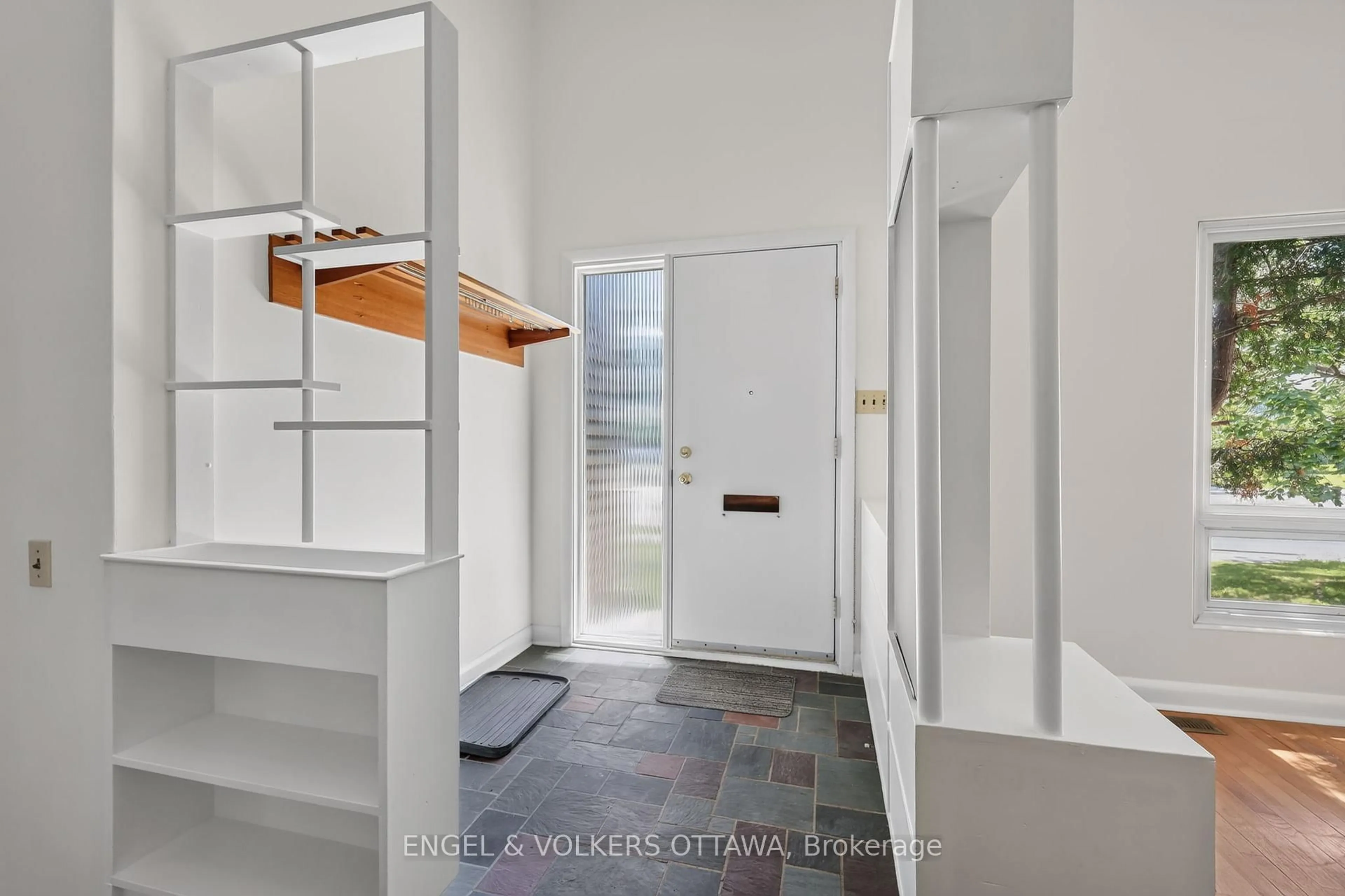 Indoor entryway for 1363 Heron Rd, Ottawa Ontario K1V 6A6