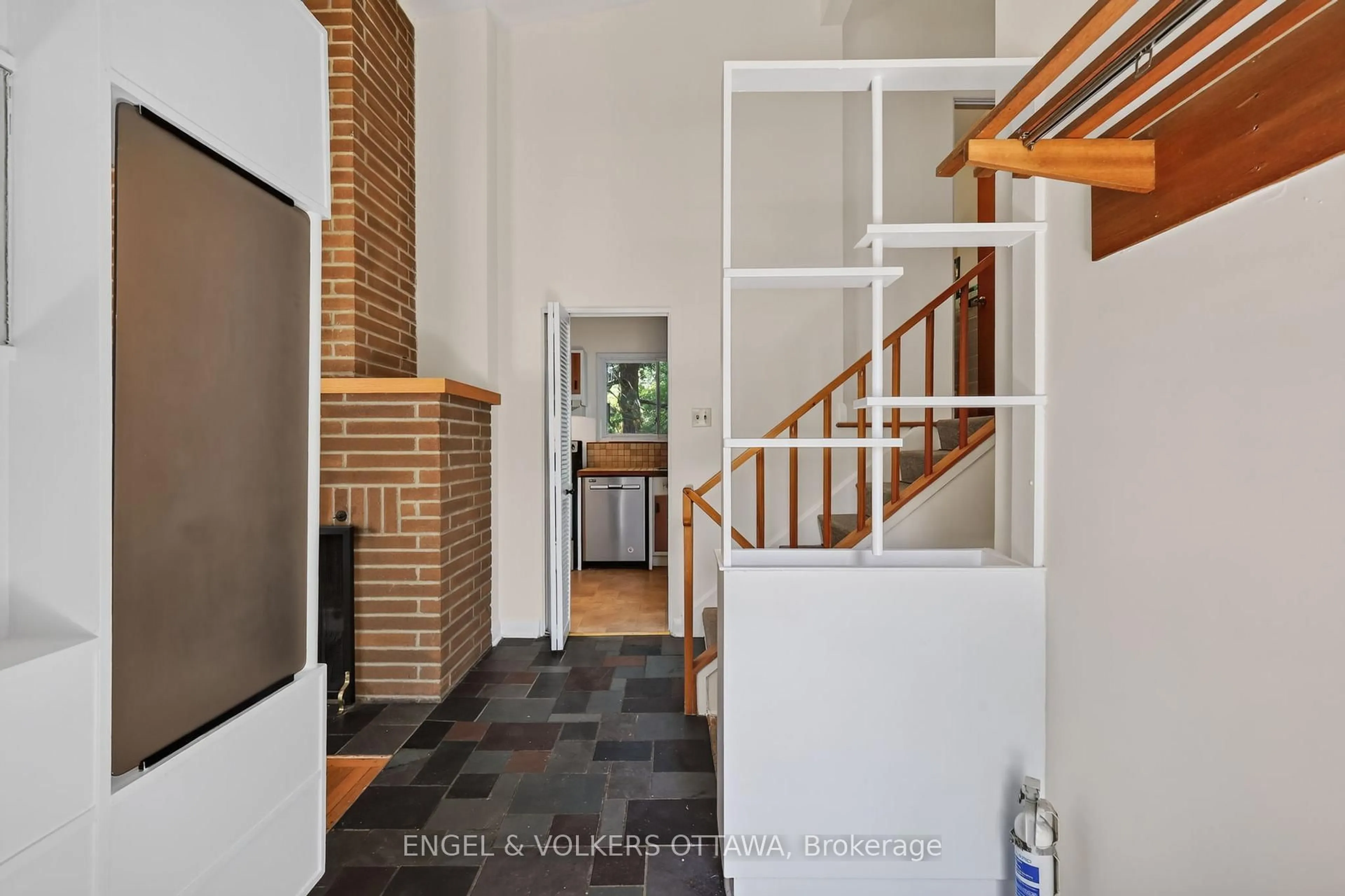 Indoor entryway for 1363 Heron Rd, Ottawa Ontario K1V 6A6