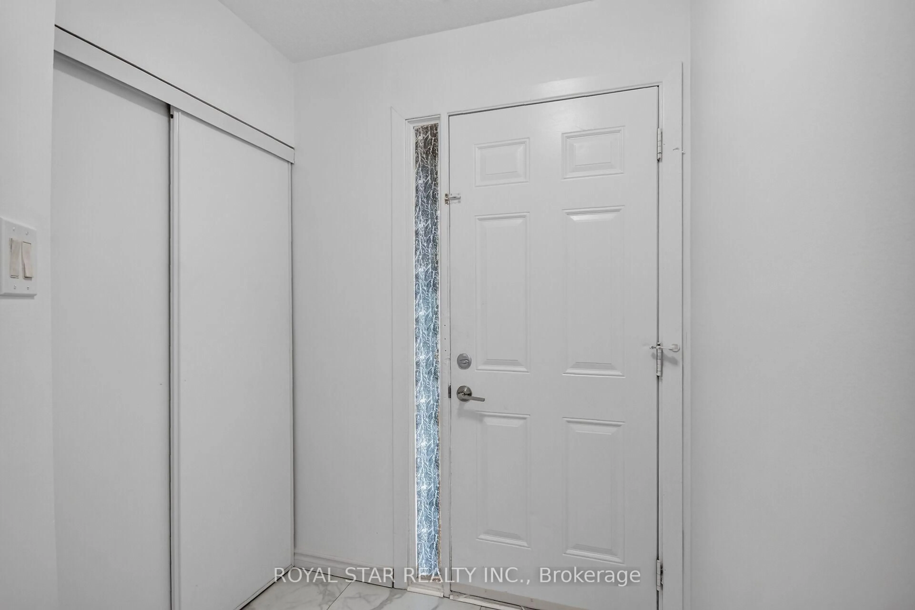 Indoor entryway for 2705 PIMLICO Cres, Ottawa Ontario K1T 2A7