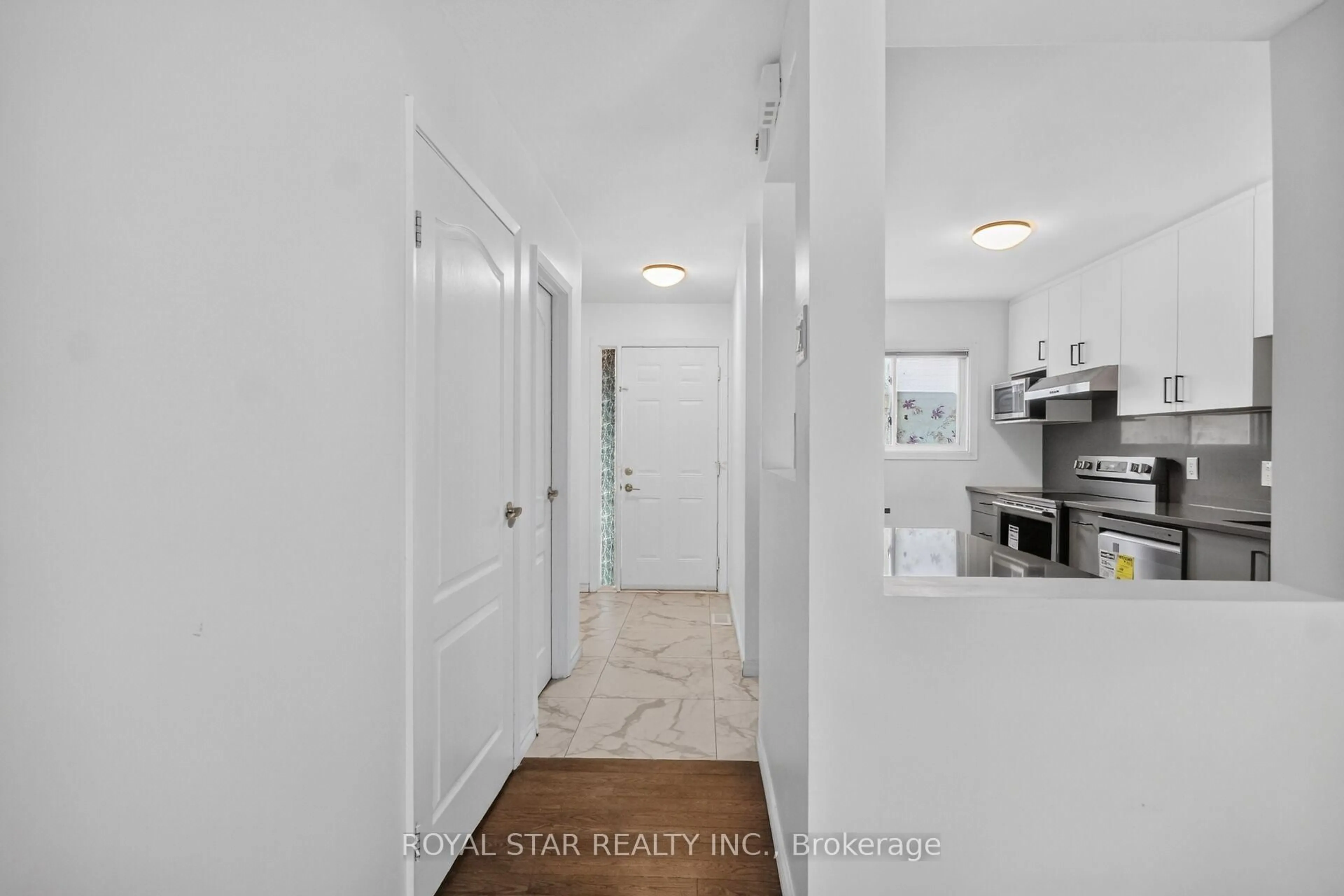 Indoor entryway for 2705 PIMLICO Cres, Ottawa Ontario K1T 2A7