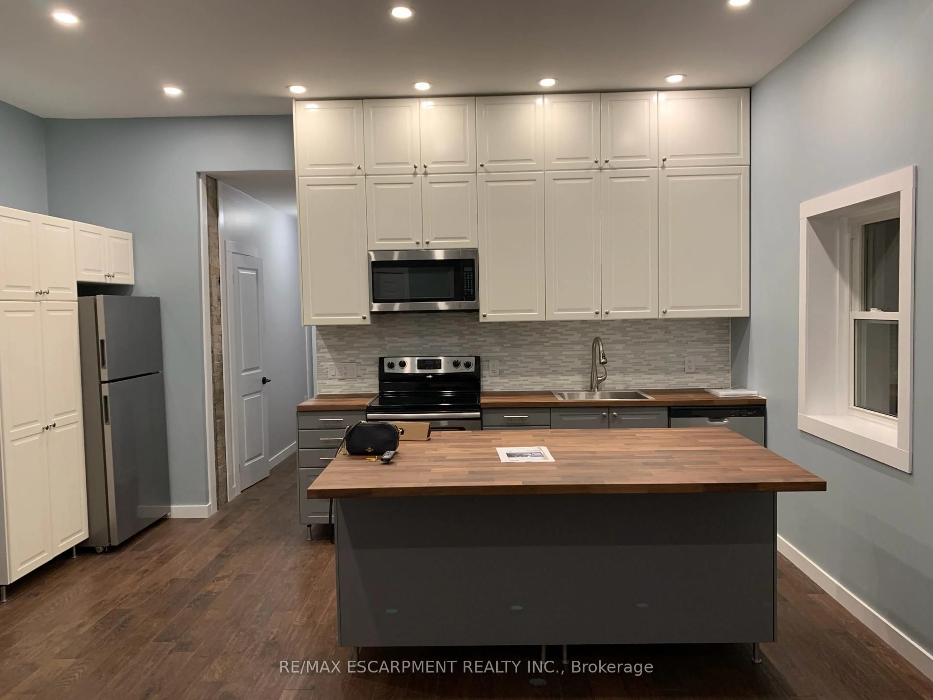 Open concept kitchen, wood/laminate floor for 21 Cedar St, Cambridge Ontario N1S 1T8